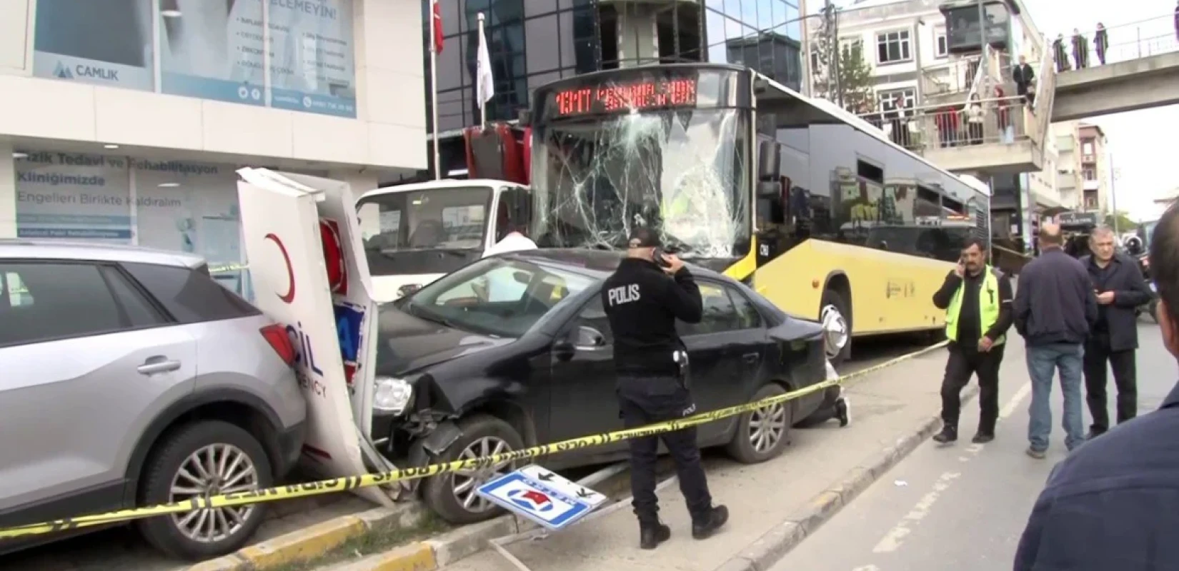 Κωνσταντινούπολη: Οδηγός λεωφορείου μάλωνε με δικυκλιστή κι έπεσε σε στάση λεωφορείου - Μια νεκρή (βίντεο)