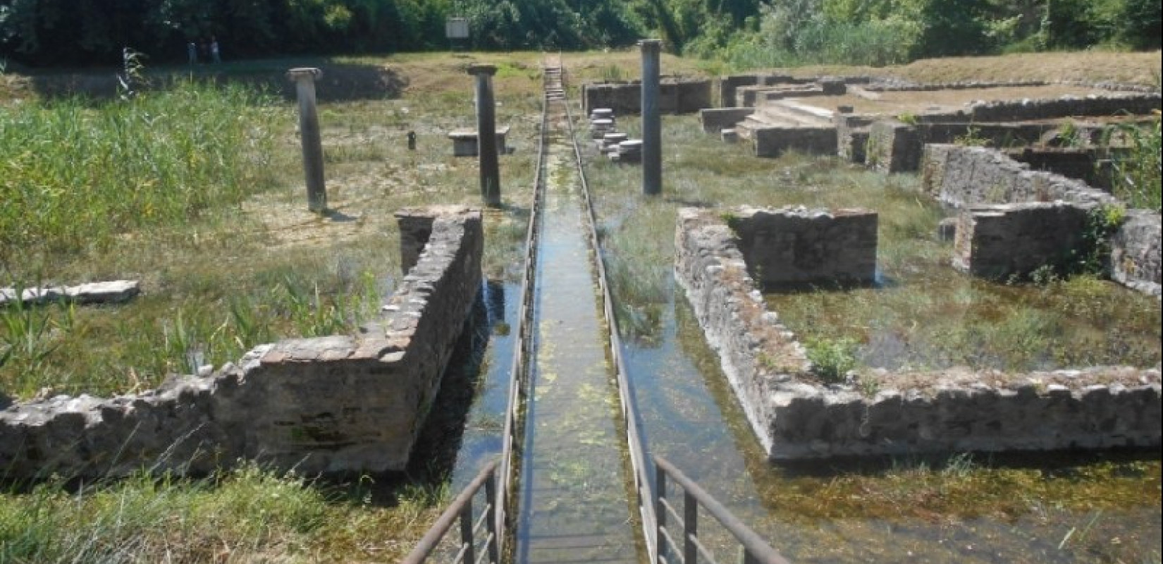 Ολοκληρώνονται τα αντιπλημμυρικά έργα στον αρχαιολογικό χώρο του Δίου – Νέα γέφυρα ενώνει τα ιερά μνημεία