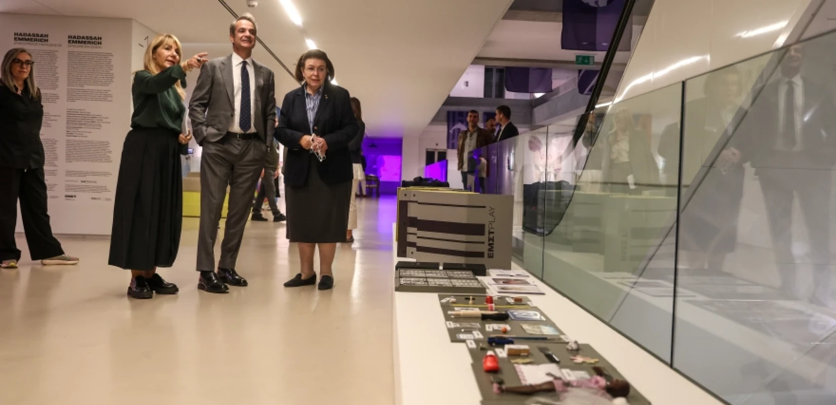 Στο Εθνικό Μουσείο Σύγχρονης Τέχνης ο Κ. Μητσοτάκης και η Μ. Γκραμπόφσκι - Ξεναγήθηκαν σε εκθεση από τη Λίνα Μενδώνη