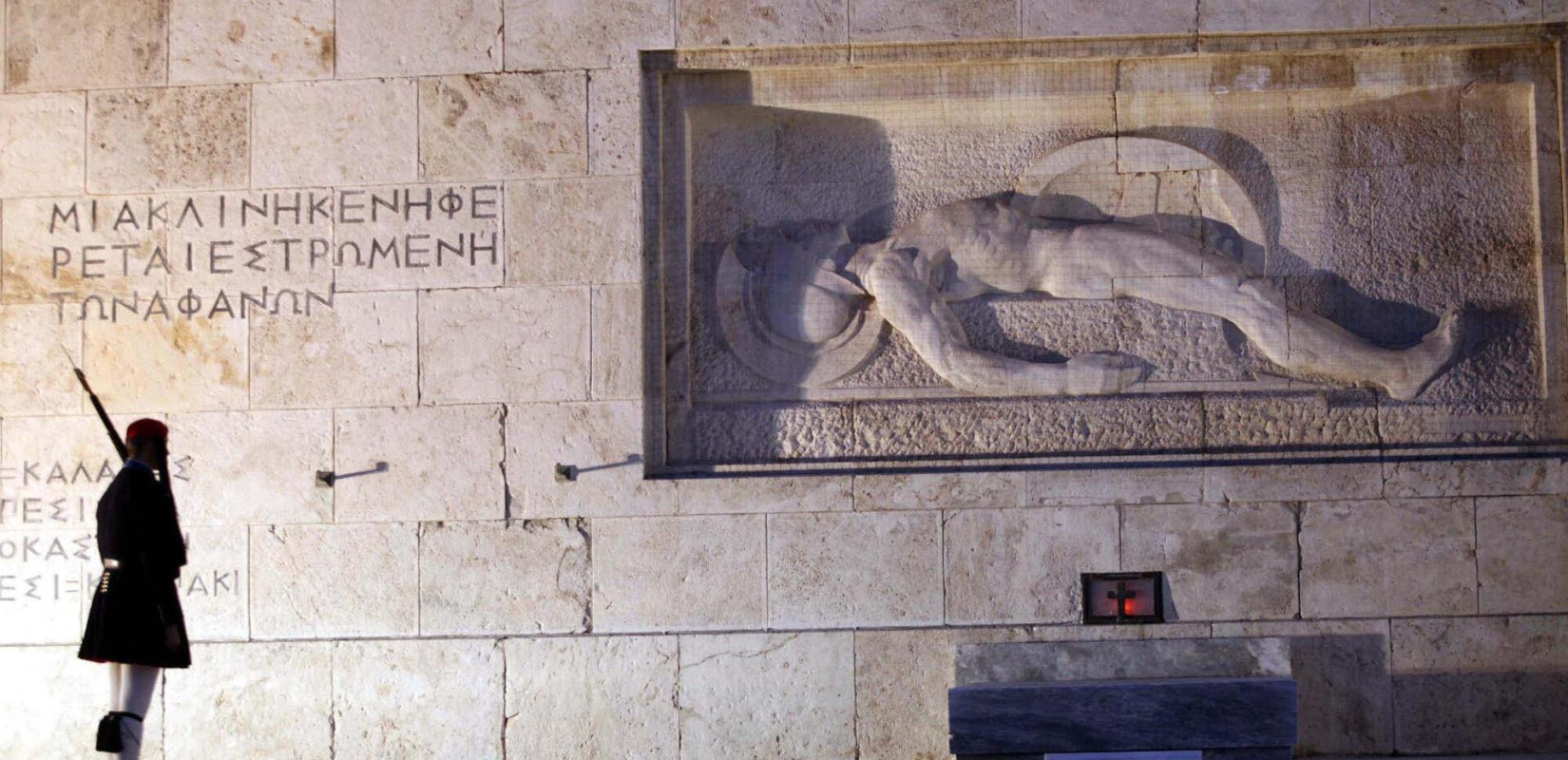 Μνημείο Άγνωστου Στρατιώτη Στην Αστυνομία η φύλαξη, στο Άμυνας η προστασία και η συντήρηση
