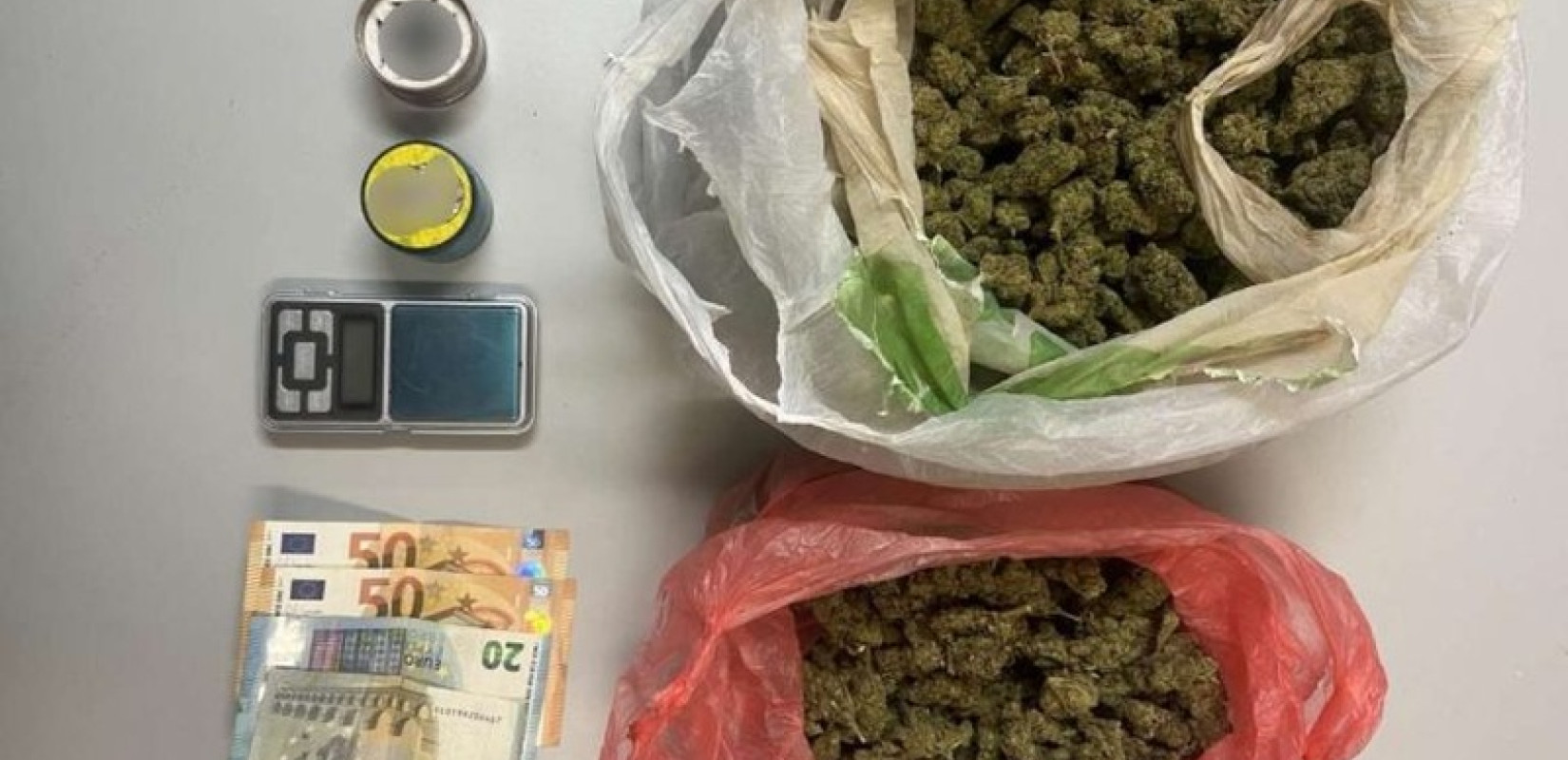 Χειροπέδες σε τρεις νεαρούς στη Φλώρινα - «Έστελναν» χασίς με... δέματα ταχυμεταφοράς
