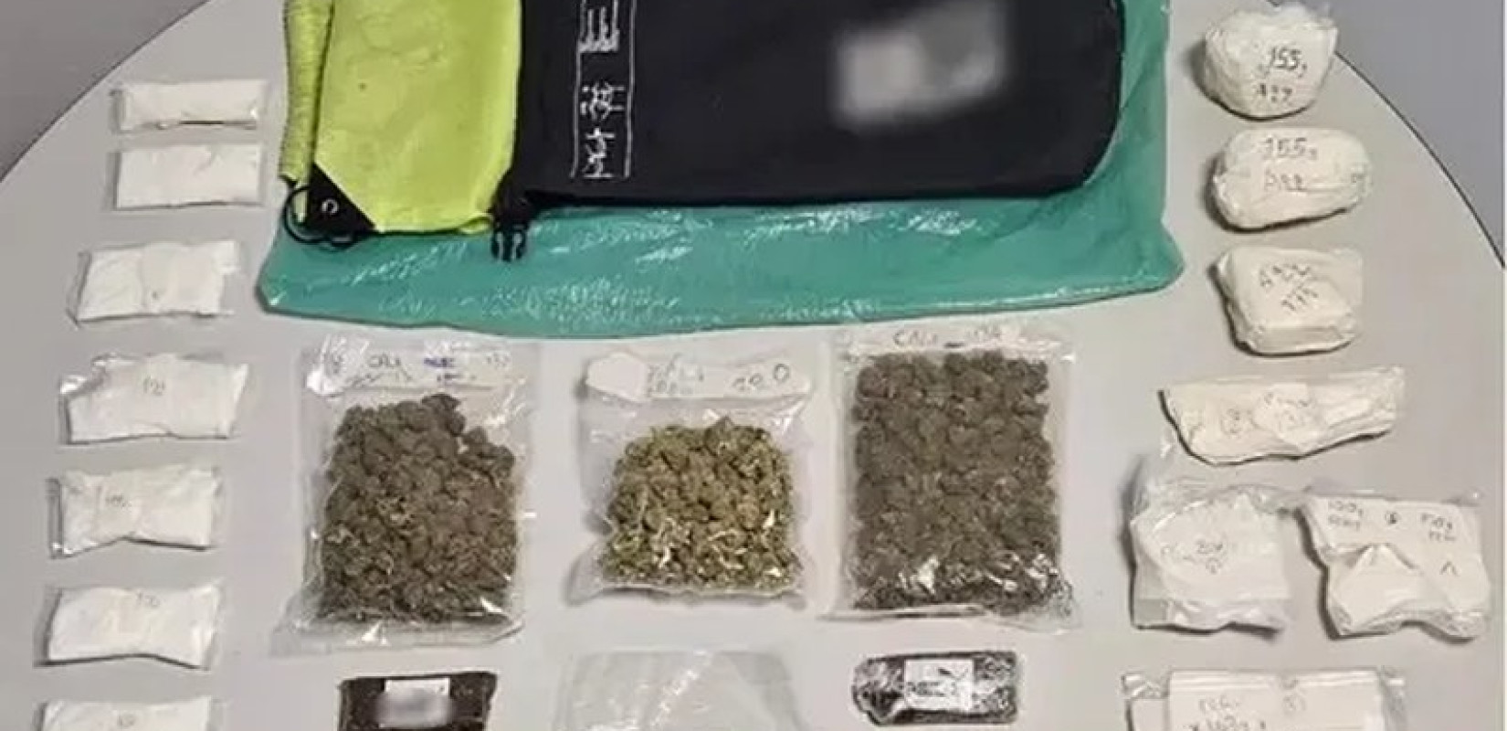 Θεσσαλονίκη: Χειροπέδες σε 42χρονη που διακινούσε ναρκωτικά για 47χρονο κρατούμενο (βίντεο)