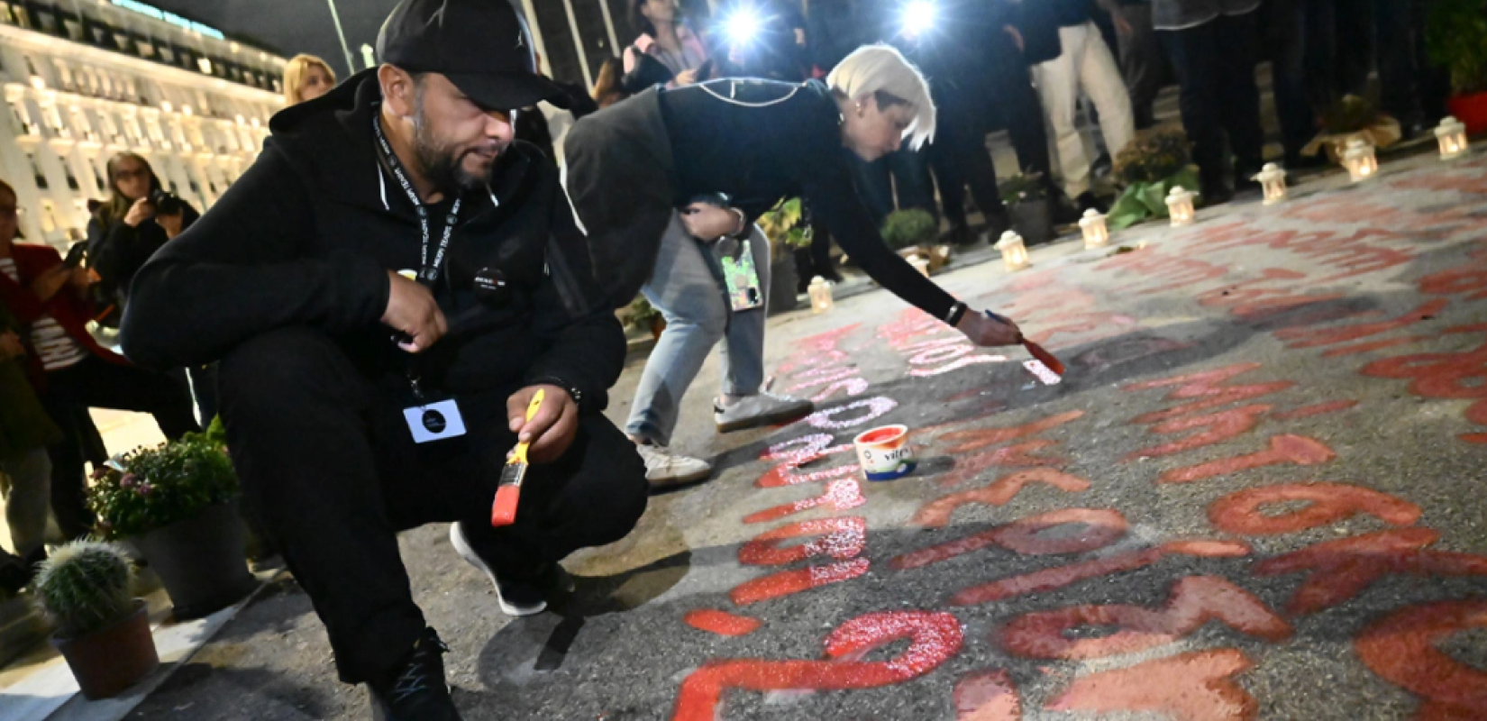 Σύνταγμα: Έγραψαν ξανά τα ονόματα των θυμάτων των Τεμπών μπροστά από τη Βουλή