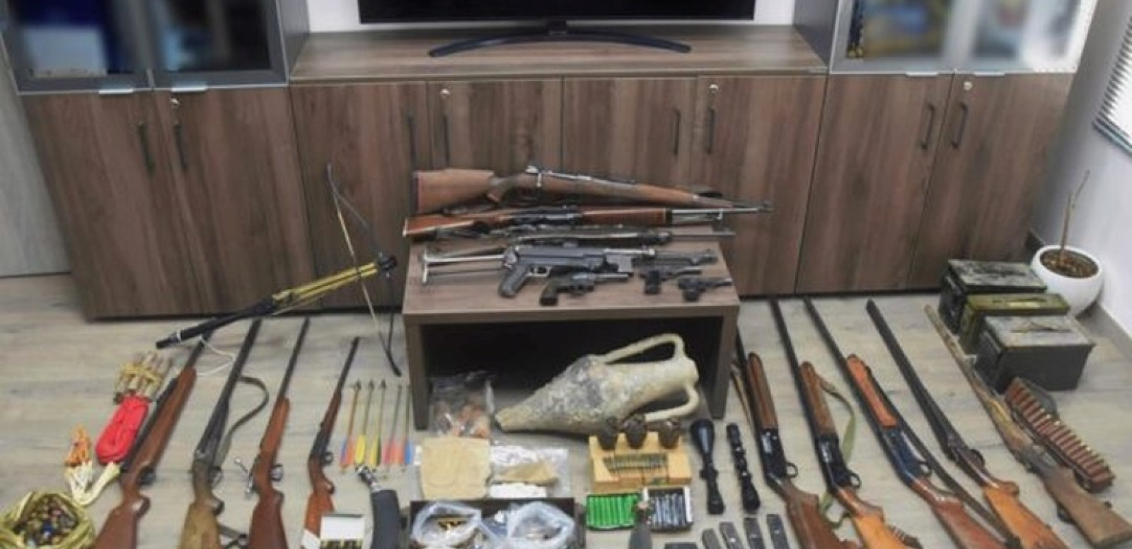 Ρέθυμνο: Μίνι οπλοστάσιο και αρχαιολογικά ευρήματα βρέθηκαν σε σπίτι 77χρονου