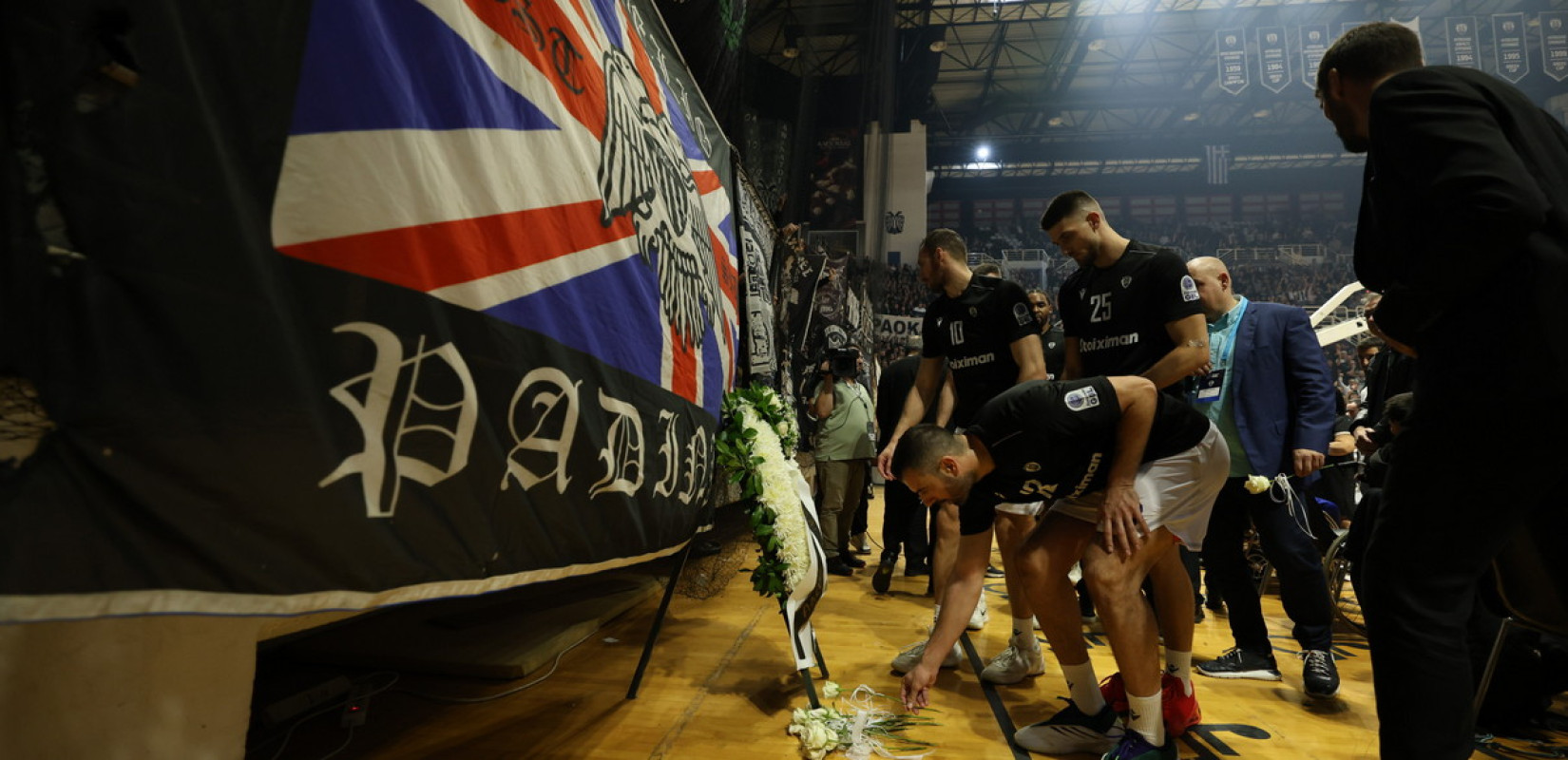 Μπάσκετ: Κανείς δεν ξέχασε τους οπαδούς του ΠΑΟΚ που σκοτώθηκαν στα Τέμπη (βίντεο)
