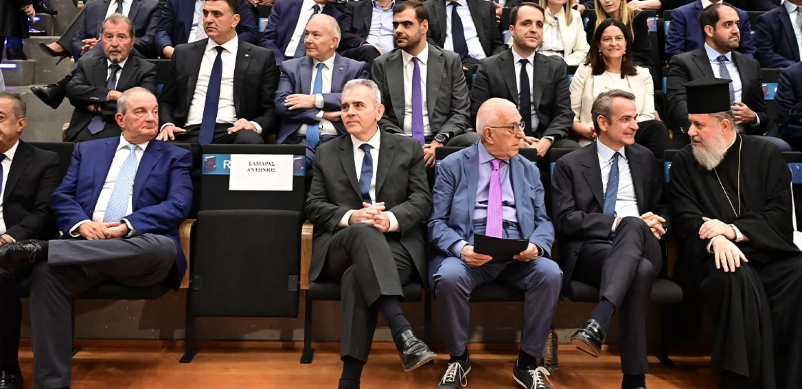 Η χειραψία Μητσοτάκη και Καραμανλή στην παρουσίαση του βιβλίου του Στυλιανίδη