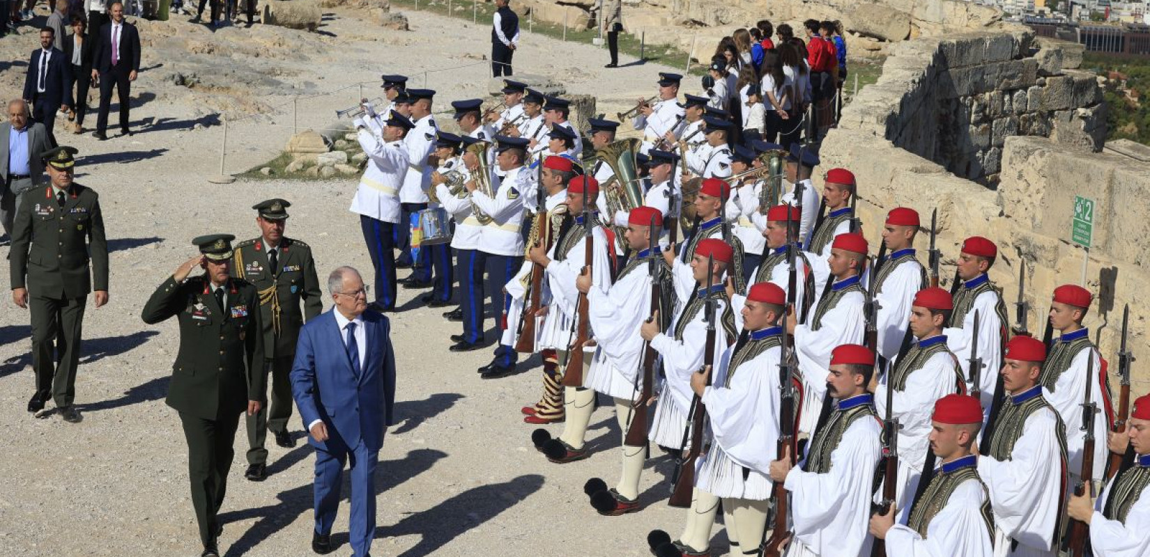 Η Αθήνα γιόρτασε τα 81 χρόνια από την απελευθέρωσή της από τους Γερμανούς ναζί