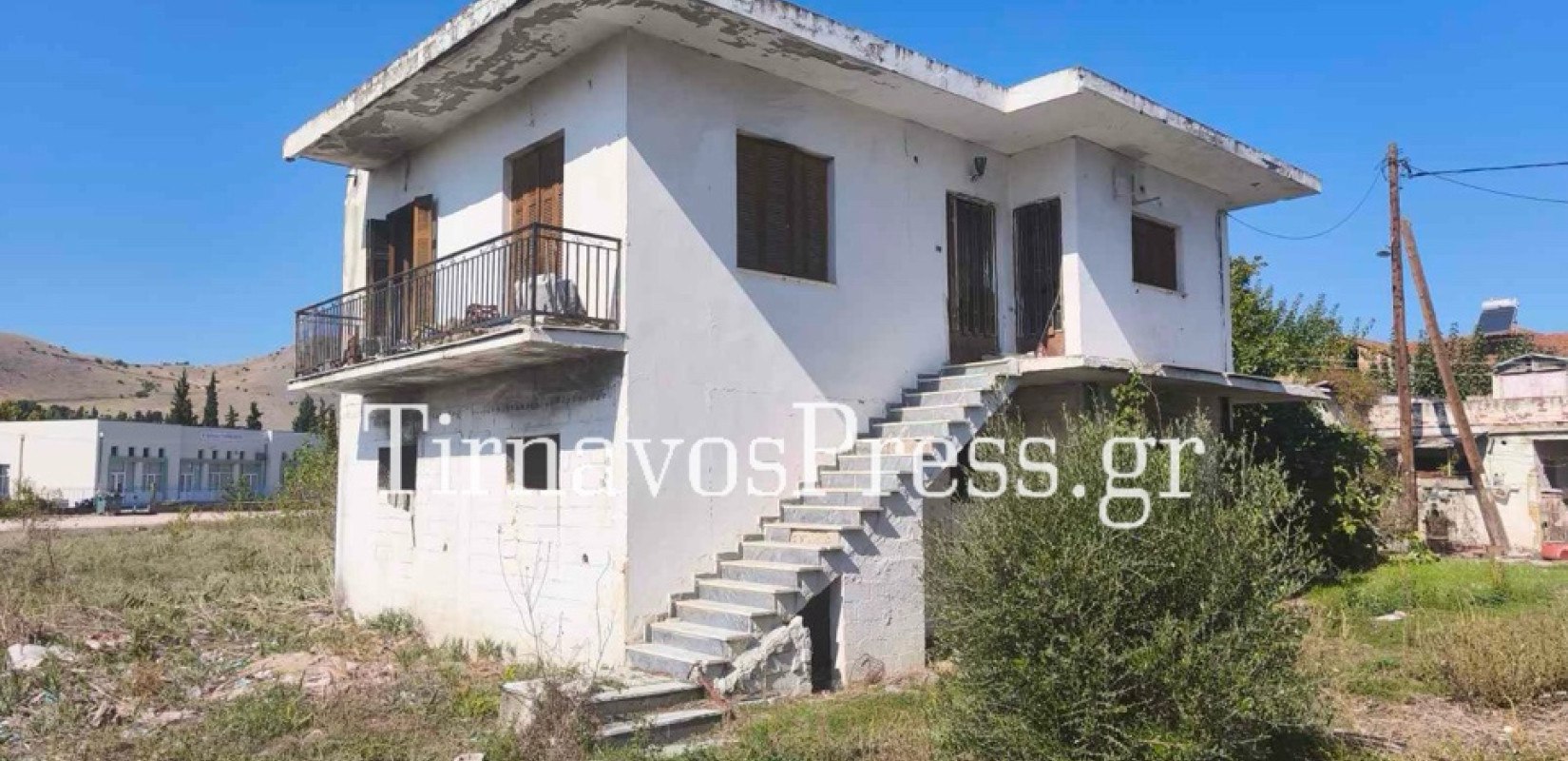 Τραγωδία στον Τύρναβο: Nεκρός 62χρονος στο μπαλκόνι του σπιτιού του (βίντεο)