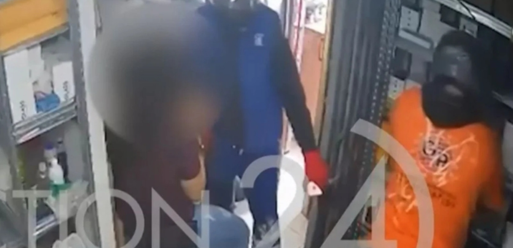Θεσσαλονίκη: Καρέ καρέ η ληστεία σε κατάστημα κε κινητά στον Σταυρούπολη – Με το όπλο στο χέρι άρπαξαν 47 κινητά