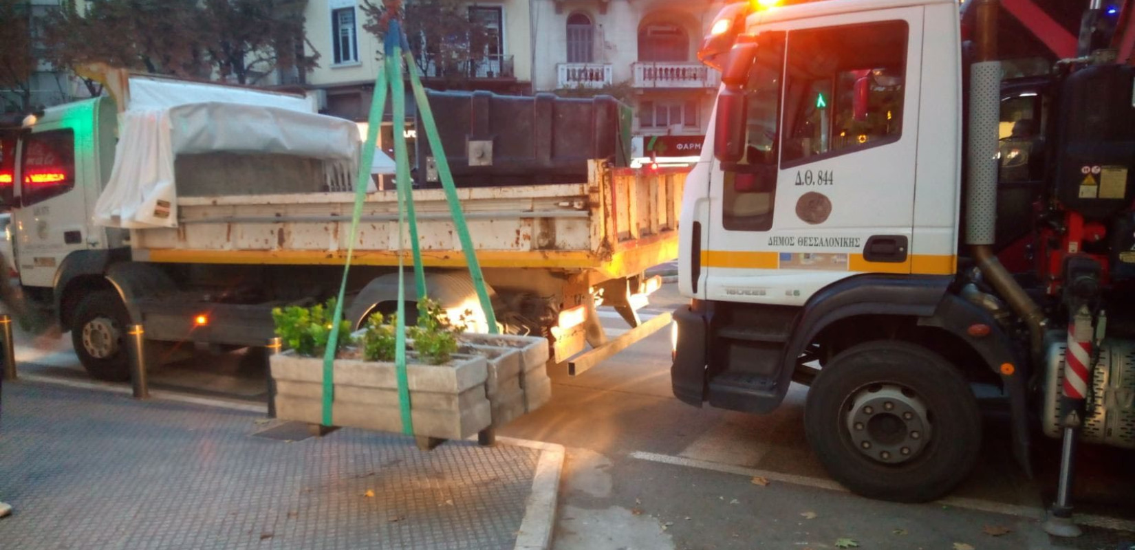 Θεσσαλονίκη: Ζαρτινιέρες και σταντ που είχαν τοποθετηθεί παράνομα στα πεζοδρόμια μάζεψε ο δήμος