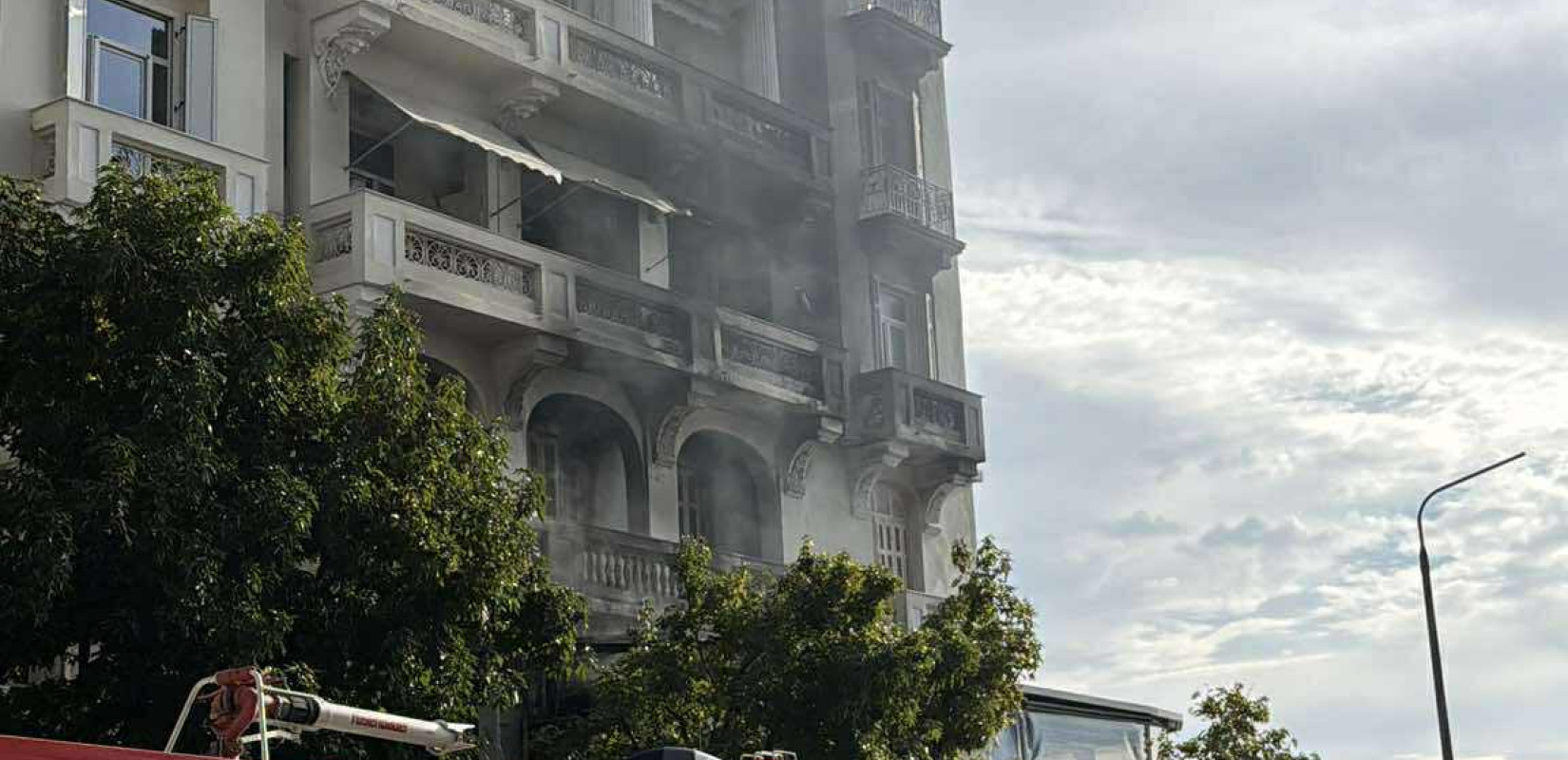 Θεσσαλονίκη: Υπό έλεγχο η φωτιά σε γνωστό καφέ-μπαρ στη Λεωφόρο Νίκης - Δείτε βίντεο και φωτογραφίες Θεσσαλονίκη: Υπό έλεγχο η φωτιά σε γνωστό καφέ-μπαρ στη Λεωφόρο Νίκης - Δείτε βίντεο και φωτογραφίες