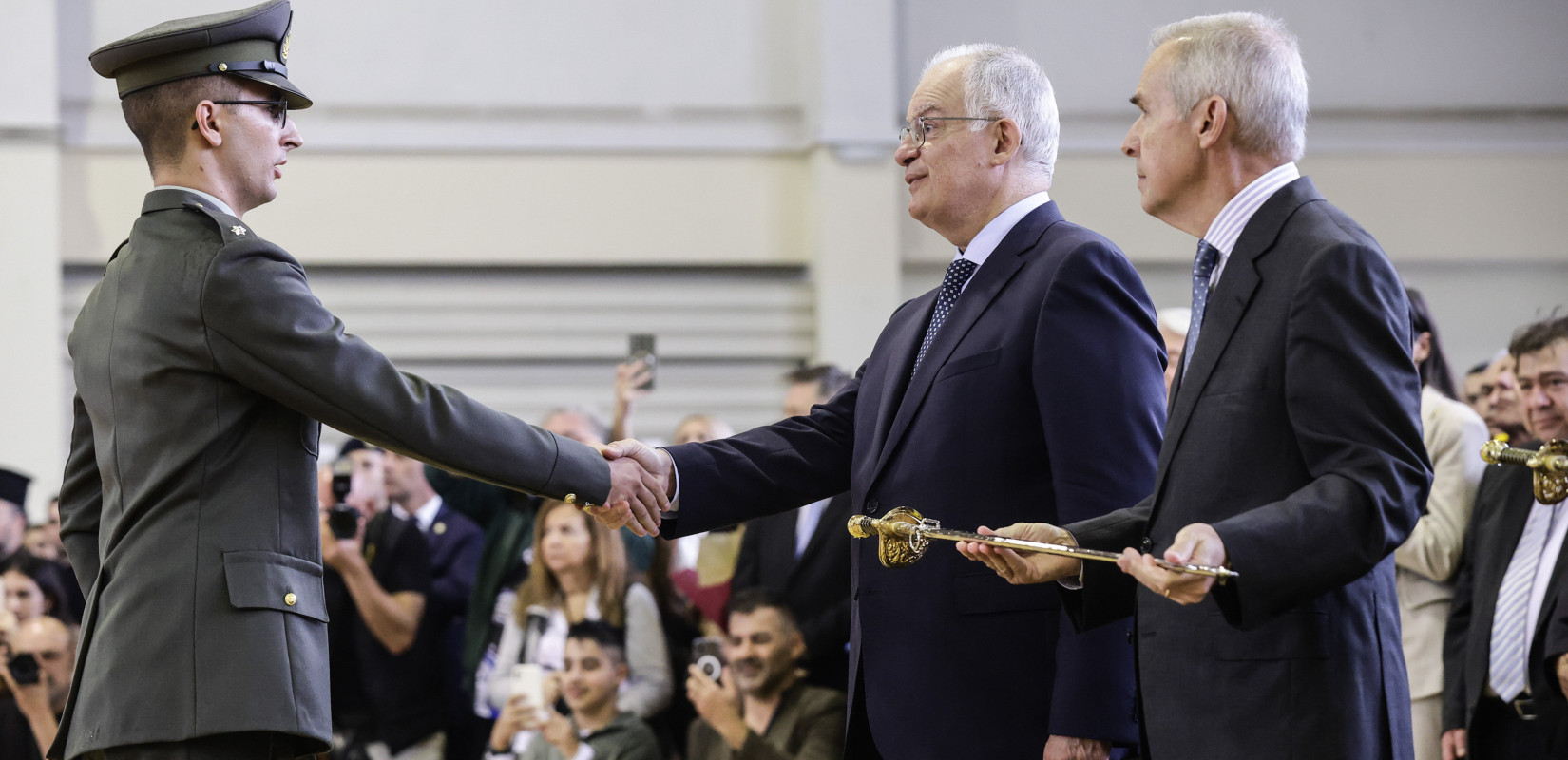 Θεσσαλονίκη: Τα ξίφη σε 79 νέους αξιωματικούς της ΣΣΑΣ επέδωσε ο ΠτΔ Κωνσταντίνος Τασούλας Θεσσαλονίκη: Τα ξίφη σε 79 νέους αξιωματικούς της ΣΣΑΣ επέδωσε ο ΠτΔ Κωνσταντίνος Τασούλας
