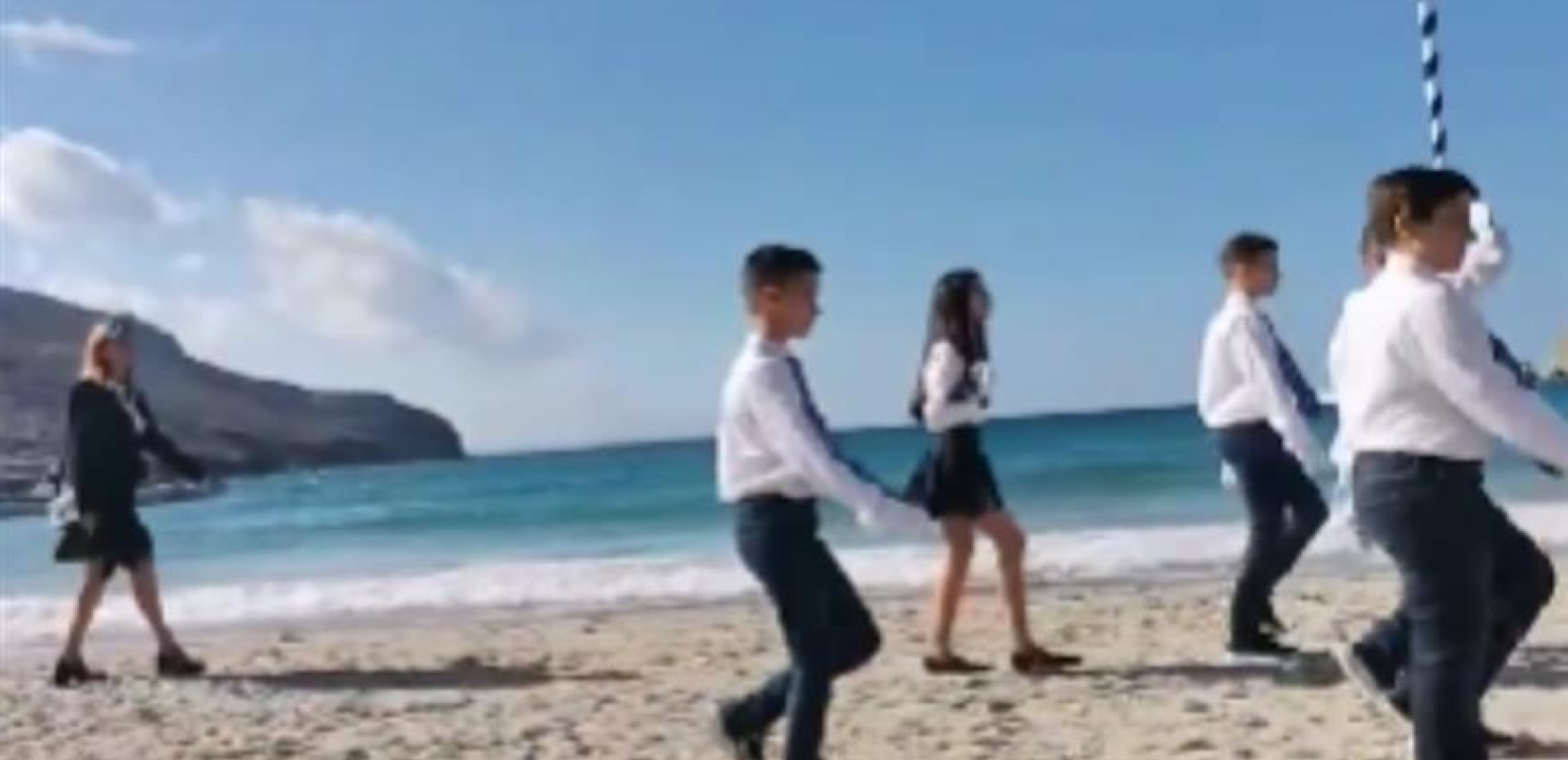 Συγκινητική στιγμή: Δημοτικό σχολείο της Αθήνας παρέλασε δίπλα στους δύο μαθητές της Ψερίμου Συγκινητική στιγμή: Δημοτικό σχολείο της Αθήνας παρέλασε δίπλα στους δύο μαθητές της Ψερίμου