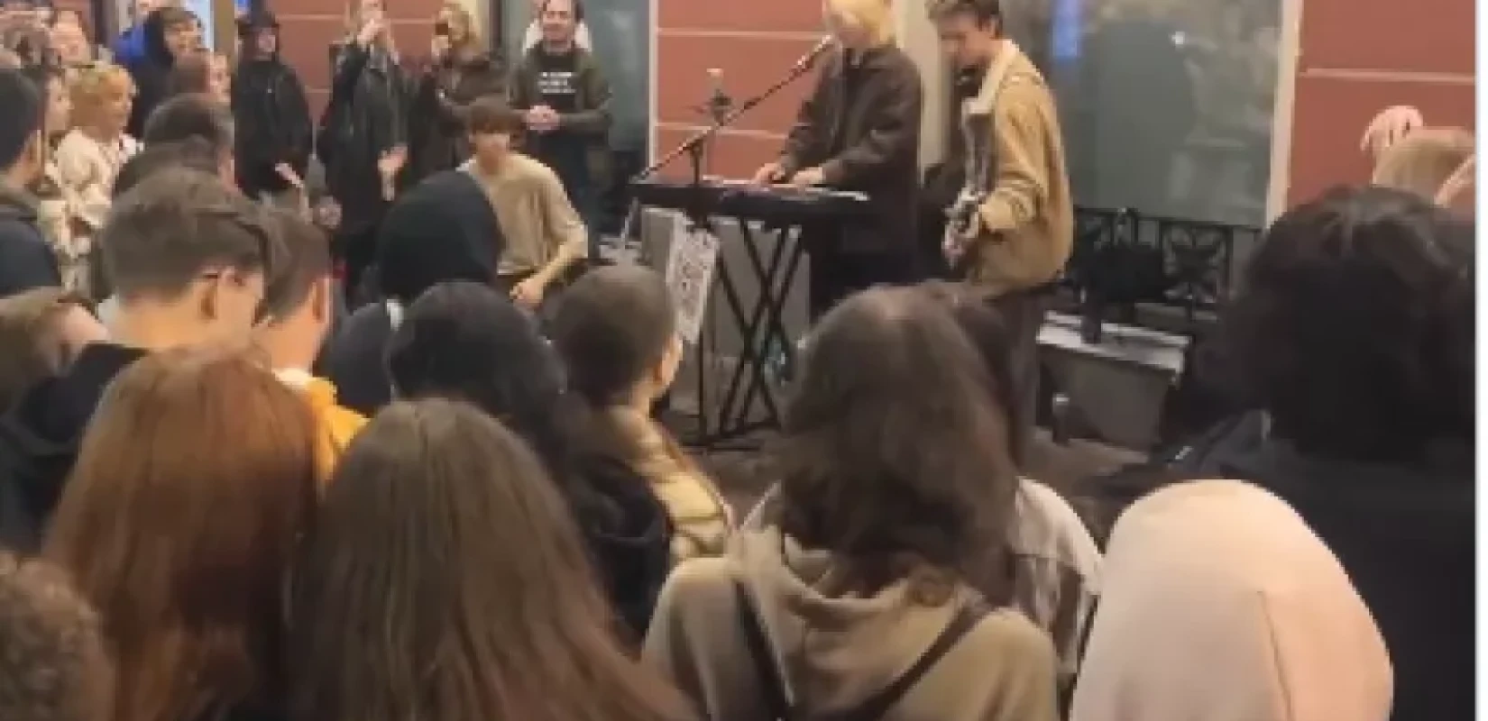 Ρωσία: 18χρονη μουσικός φυλακίστηκε γιατί τραγούδησε αντιπολεμικά τραγούδια σε δημόσιο χώρο (βίντεο) Ρωσία: 18χρονη μουσικός φυλακίστηκε γιατί τραγούδησε αντιπολεμικά τραγούδια σε δημόσιο χώρο (βίντεο)