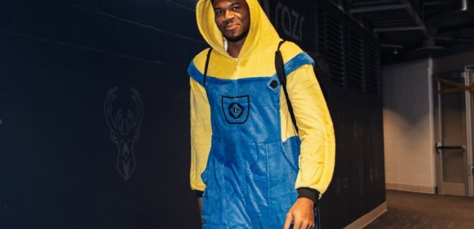 Ο Γιάννης Αντετοκούνμπο σε Halloween mood - Το ψηλότερο Minion του NBA (βίντεο) Ο Γιάννης Αντετοκούνμπο σε Halloween mood - Το ψηλότερο Minion του NBA (βίντεο)