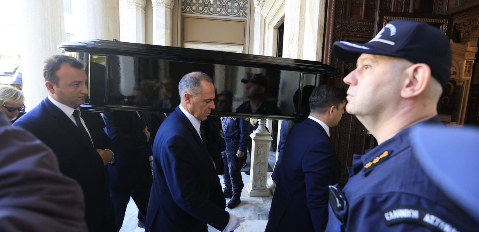 Διονύσης Σαββόπουλος: Στη Μητρόπολη Αθηνών για την εξόδιο ακολουθία - Πλήθος κόσμου αποχαιρετά το μεγάλο τραγουδοποιό Διονύσης Σαββόπουλος: Στη Μητρόπολη Αθηνών για την εξόδιο ακολουθία - Πλήθος κόσμου αποχαιρετά το μεγάλο τραγουδοποιό