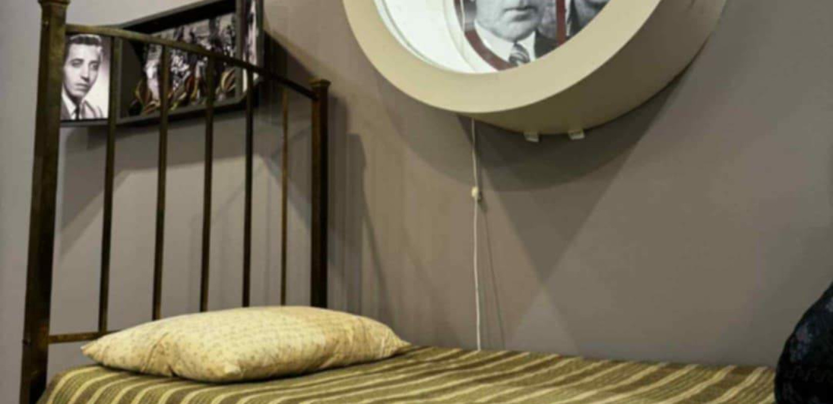 Θεσσαλονίκη: Ο Γιώργης Μελίκης απενοχοποιεί τα κρεβάτια στην έκθεση «Κρεββάτια. Από τον Κ.Π. Καβάφη στον Γ. Ιωάννου και στο Ολοκαύτωµα»