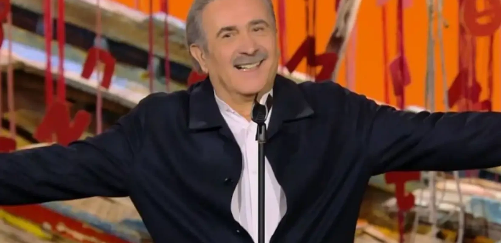 Αλ Τσαντίρι Νιουζ: Ο Λάκης Λαζόπουλος επέστρεψε στην τηλεόραση τραγουδώντας Διονύση Σαββόπουλο - Δείτε βίντεο Αλ Τσαντίρι Νιουζ: Ο Λάκης Λαζόπουλος επέστρεψε στην τηλεόραση τραγουδώντας Διονύση Σαββόπουλο - Δείτε βίντεο