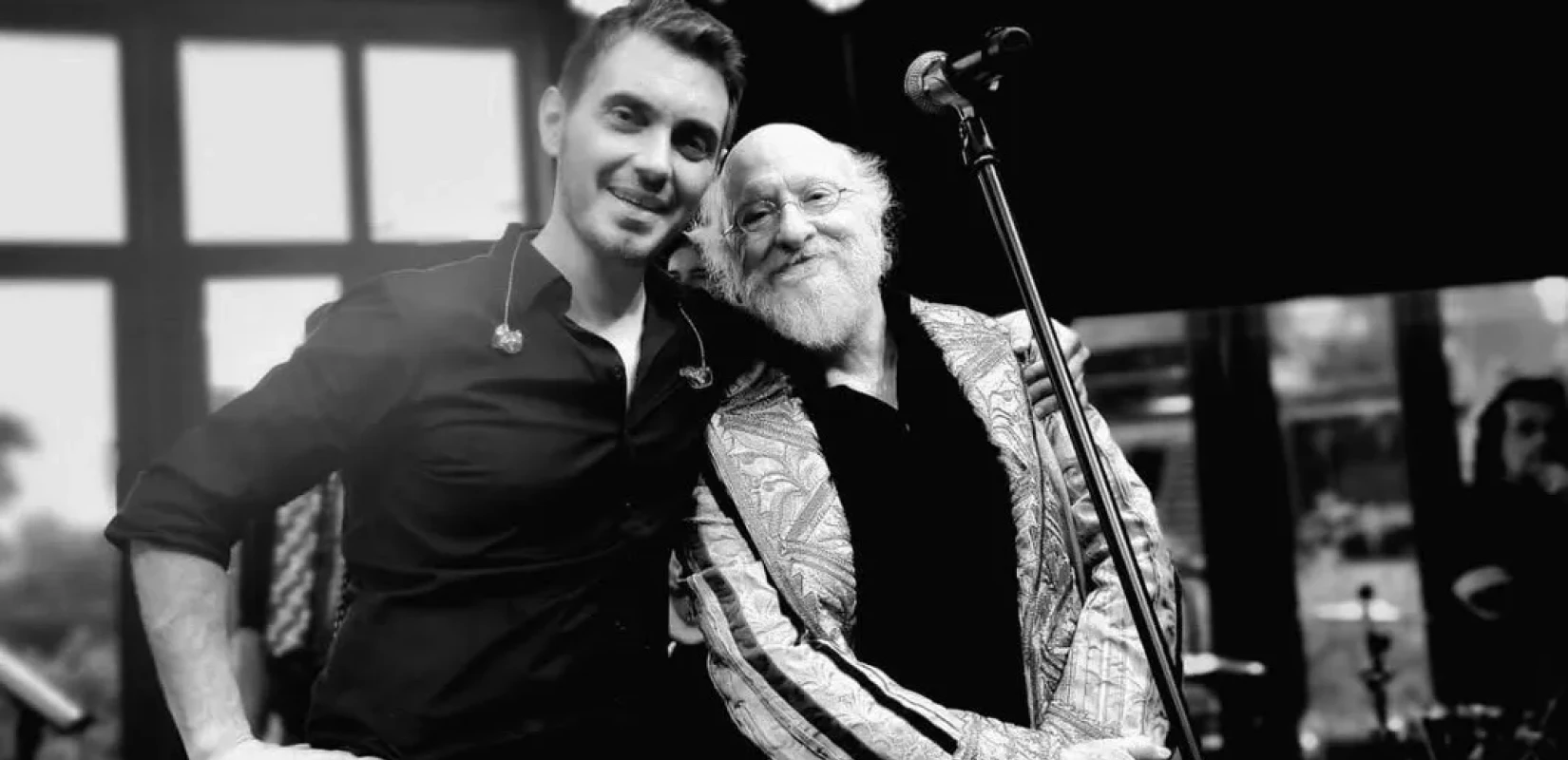 Χατζηγιάννης για Σαββόπουλο: «Bέβαιος ότι την βραδιά του 2004 την έχει κρατήσει πλήθος κόσμου στην καρδιά του» Χατζηγιάννης για Σαββόπουλο: «Bέβαιος ότι την βραδιά του 2004 την έχει κρατήσει πλήθος κόσμου στην καρδιά του»