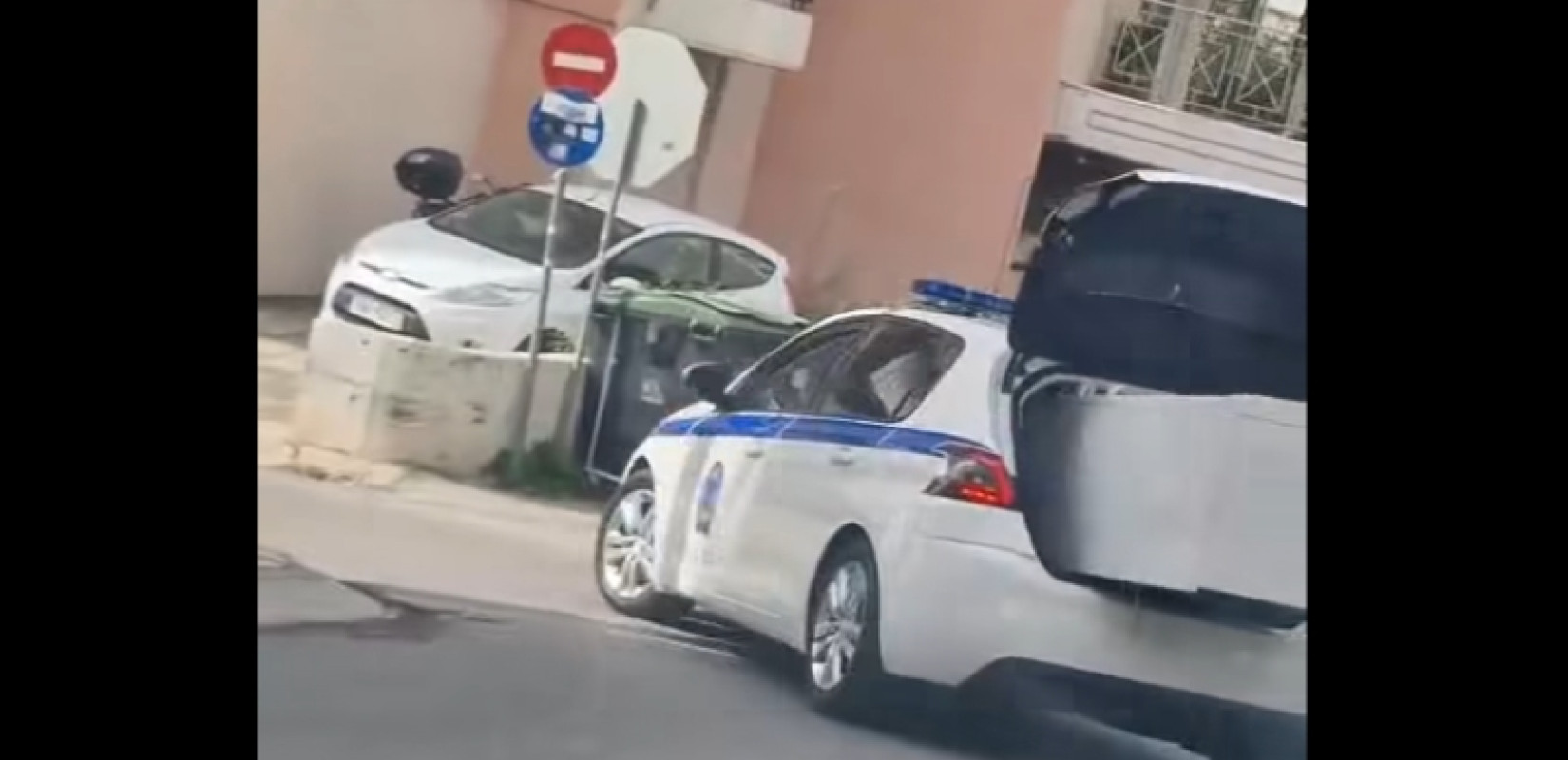 Viral βίντεο με περιπολικό που μεταφέρει… ψυγείο προκαλεί οργή στα social media