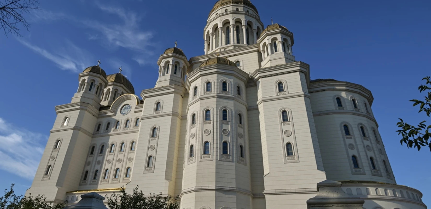 Άνοιξε τις πύλες της η μεγαλύτερη στον κόσμο ορθόδοξη εκκλησία - Χιλιάδες Ρουμάνοι σπεύδουν να την επισκεφτούν Άνοιξε τις πύλες της η μεγαλύτερη στον κόσμο ορθόδοξη εκκλησία - Χιλιάδες Ρουμάνοι σπεύδουν να την επισκεφτούν