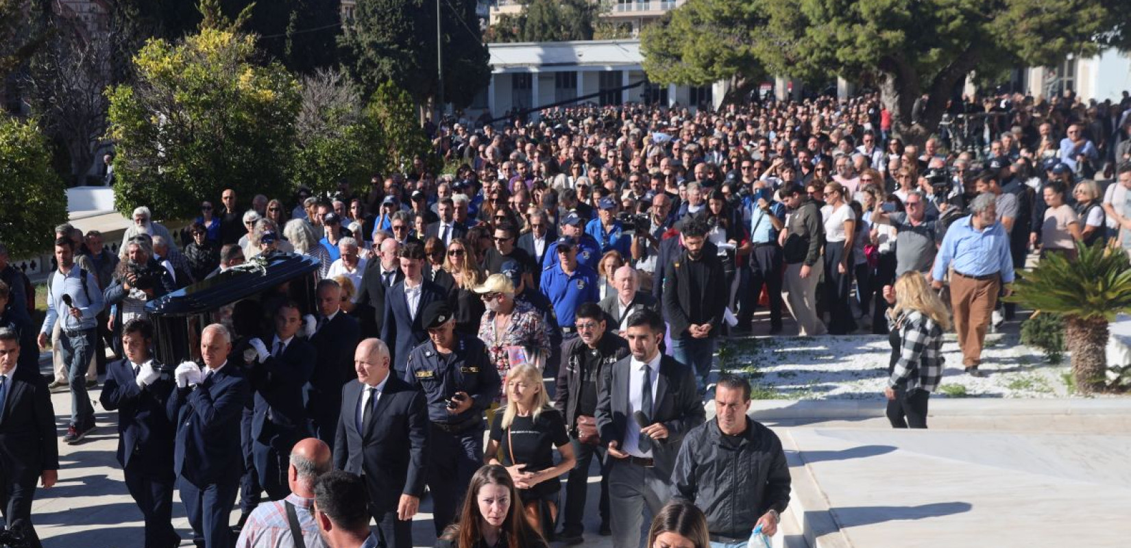 Βούλιαξε η Αθήνα στο αντίο στον Διονύση Σαββόπουλο - Με δάκρυα και τραγούδια τον αποχαιρέτησε η Ελλάδα Βούλιαξε η Αθήνα στο αντίο στον Διονύση Σαββόπουλο - Με δάκρυα και τραγούδια τον αποχαιρέτησε η Ελλάδα
