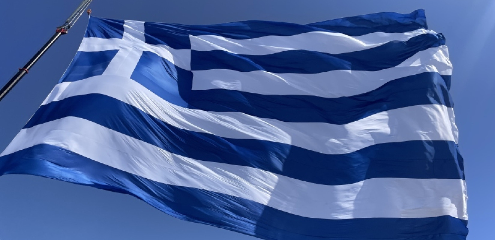 Η μεγαλύτερη ελληνική σημαία υψώθηκε ξανά στο λιμάνι του Ηρακλείου Η μεγαλύτερη ελληνική σημαία υψώθηκε ξανά στο λιμάνι του Ηρακλείου