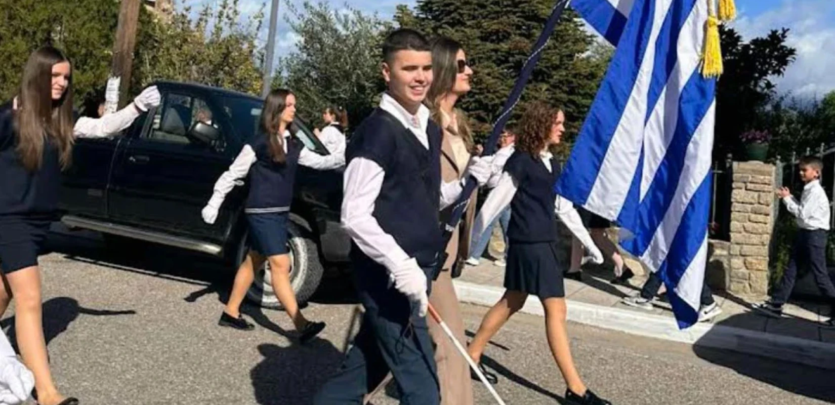 Αγρίνιο: Συγκίνηση για τον τυφλό σημαιοφόρο στη μαθητική παρέλαση (βίντεο) Αγρίνιο: Συγκίνηση για τον τυφλό σημαιοφόρο στη μαθητική παρέλαση (βίντεο)