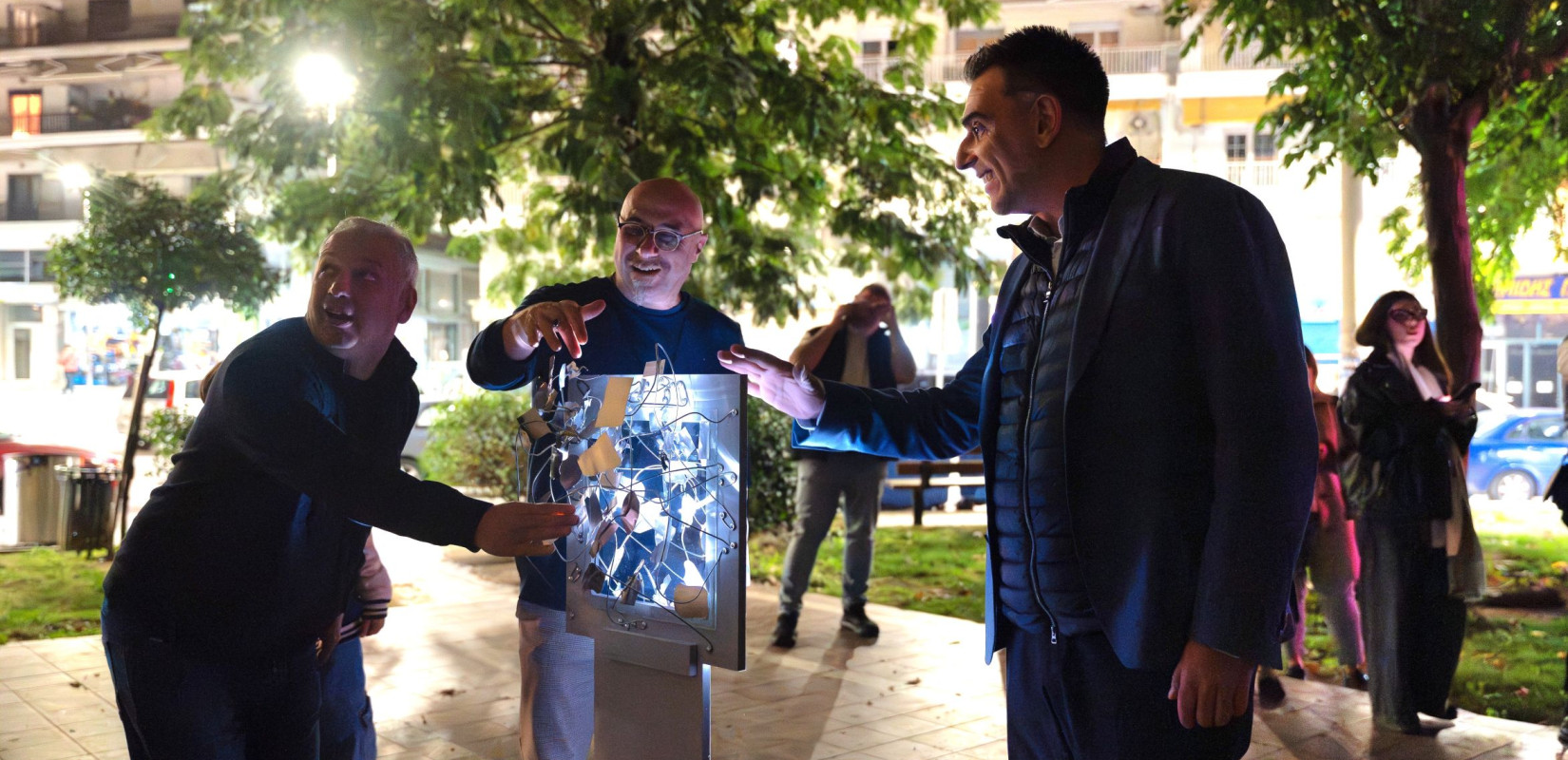 Ξάνθη: Με φως και ένα μοναδικό έργο σκιάς τιμήθηκε η μνήμη του Μάνου Χατζιδάκι Ξάνθη: Με φως και ένα μοναδικό έργο σκιάς τιμήθηκε η μνήμη του Μάνου Χατζιδάκι