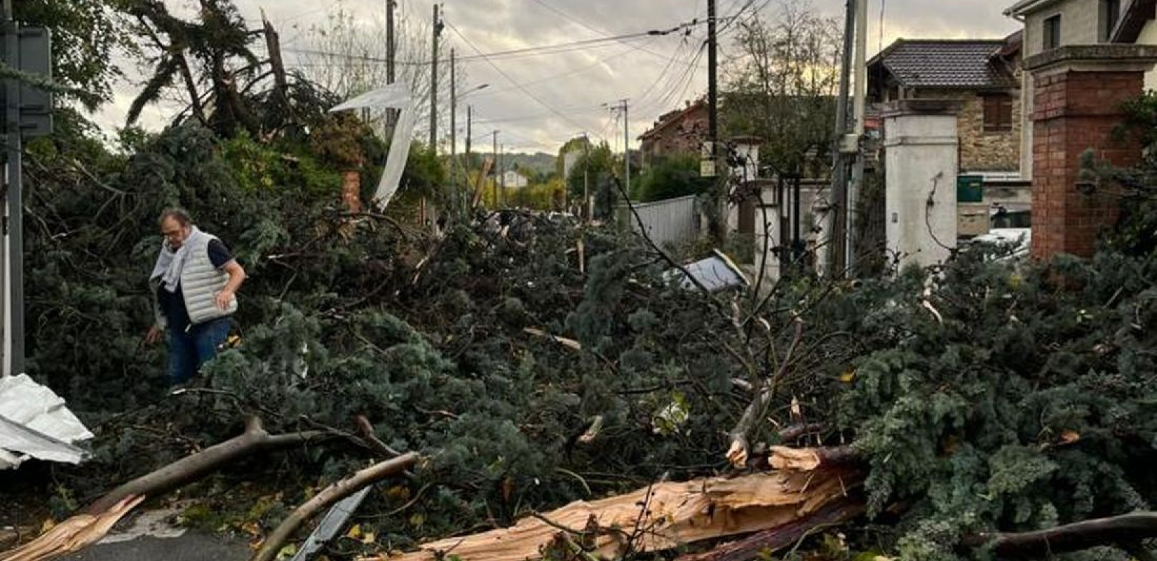 Γαλλία: Νεκρός ένας άνδρας από ανεμοστρόβιλο σε προάστιο του Παρισιού (βίντεο)