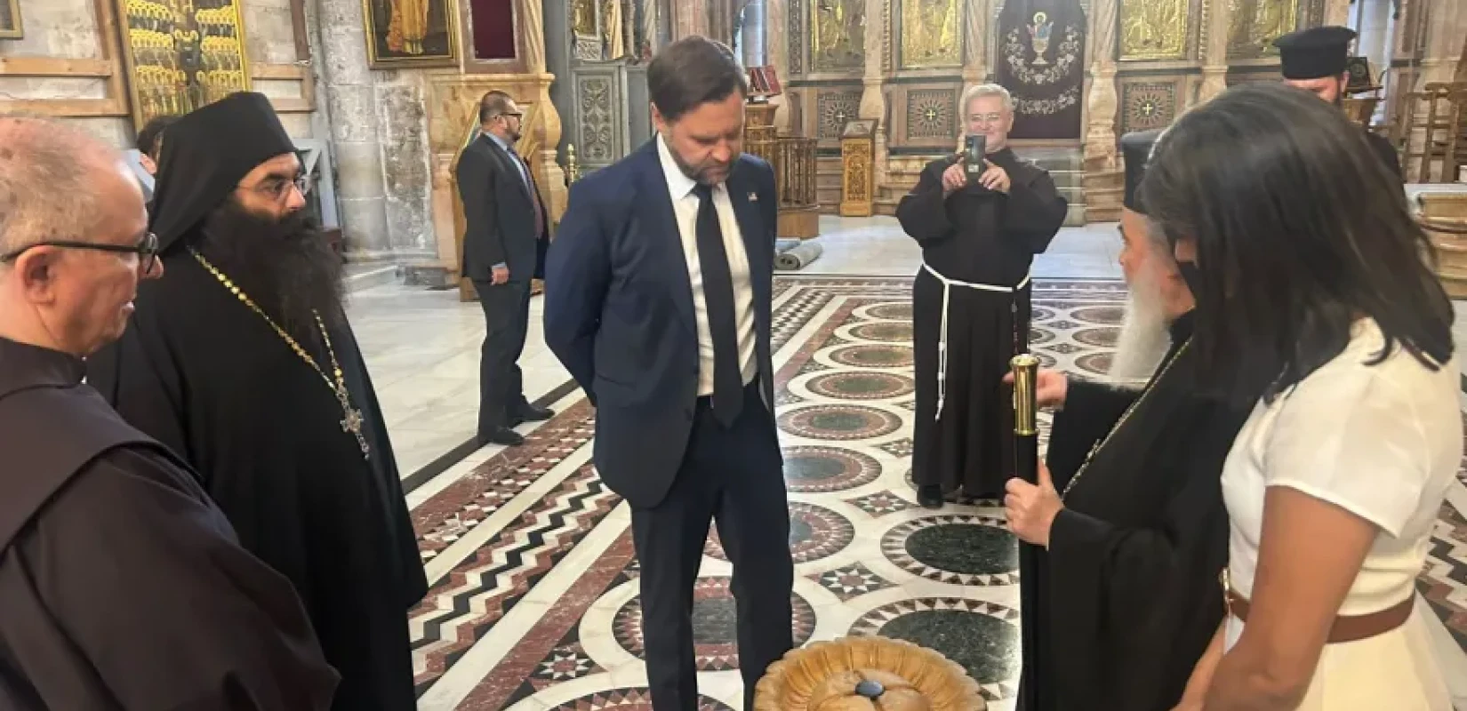 Τον Τζέι Ντι Βανς και τη σύζυγό του υποδέχτηκε ο Θεόφιλος Γ' στον Ναό της Αναστάσεως στην Ιερουσαλήμ