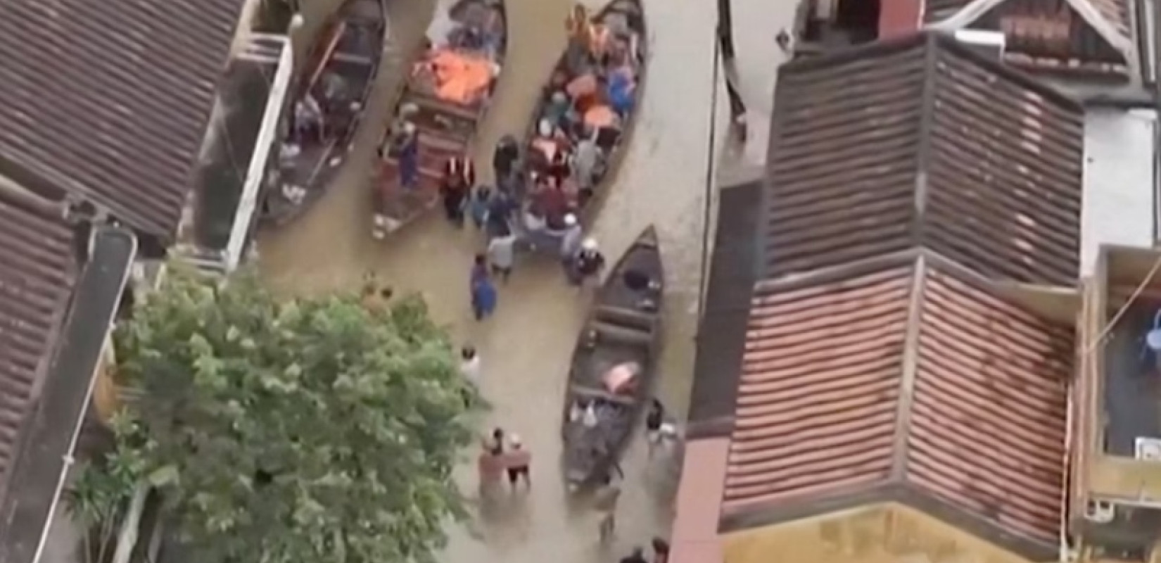 Φονικές πλημμύρες στο Βιετνάμ: Τουλάχιστον 13 νεκροί και 11 αγνοούμενοι Φονικές πλημμύρες στο Βιετνάμ: Τουλάχιστον 13 νεκροί και 11 αγνοούμενοι