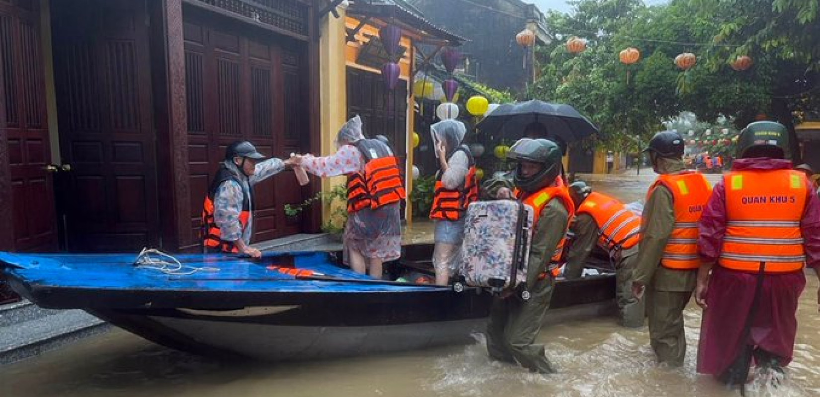Βιετνάμ: Τουλάχιστον εννέα νεκροί και πέντε αγνοούμενοι από τις σφοδρές βροχοπτώσεις Βιετνάμ: Τουλάχιστον εννέα νεκροί και πέντε αγνοούμενοι από τις σφοδρές βροχοπτώσεις