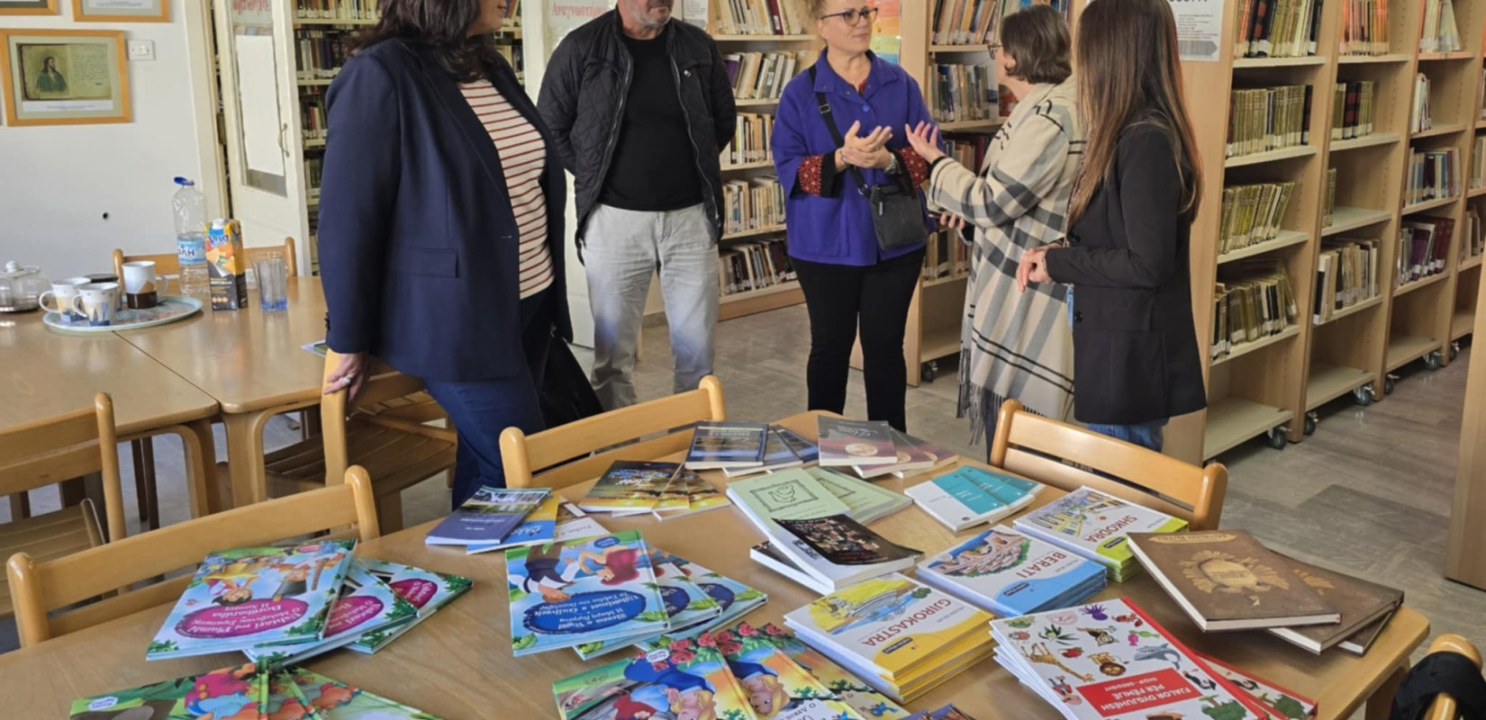 Δήμος Νεάπολης - Συκεών: 63 δίγλωσσα βιβλία στην ελληνική και αλβανική γλώσσα δώρισε η πρόξενος της Αλβανίας στις τρεις Δημοτικές Βιβλιοθήκες