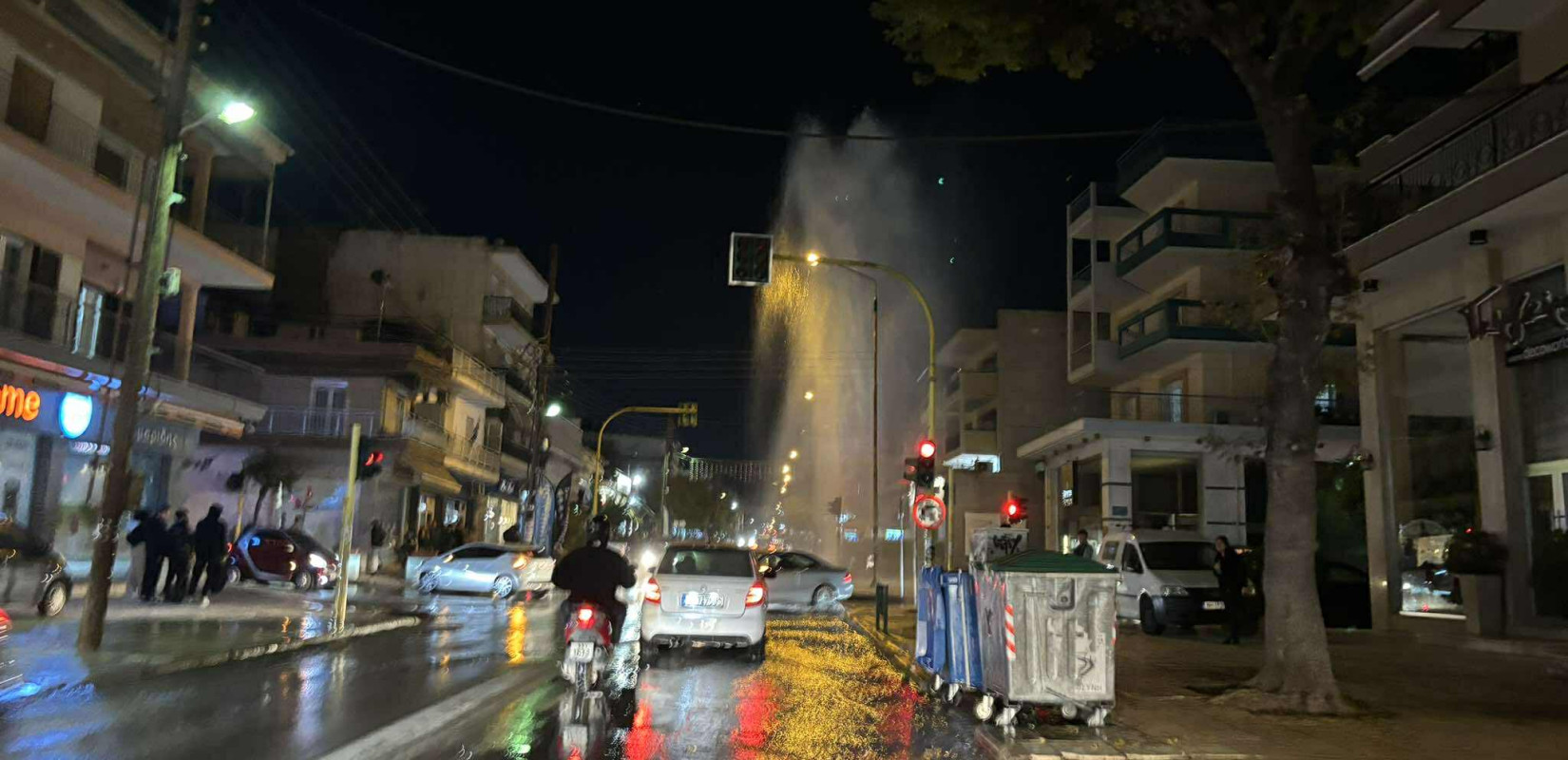 Θεσσαλονίκη: Έσπασε πυροσβεστικός κρουνός στον Εύοσμο – Πίδακας νερού στο δρόμο (Βίντεο)