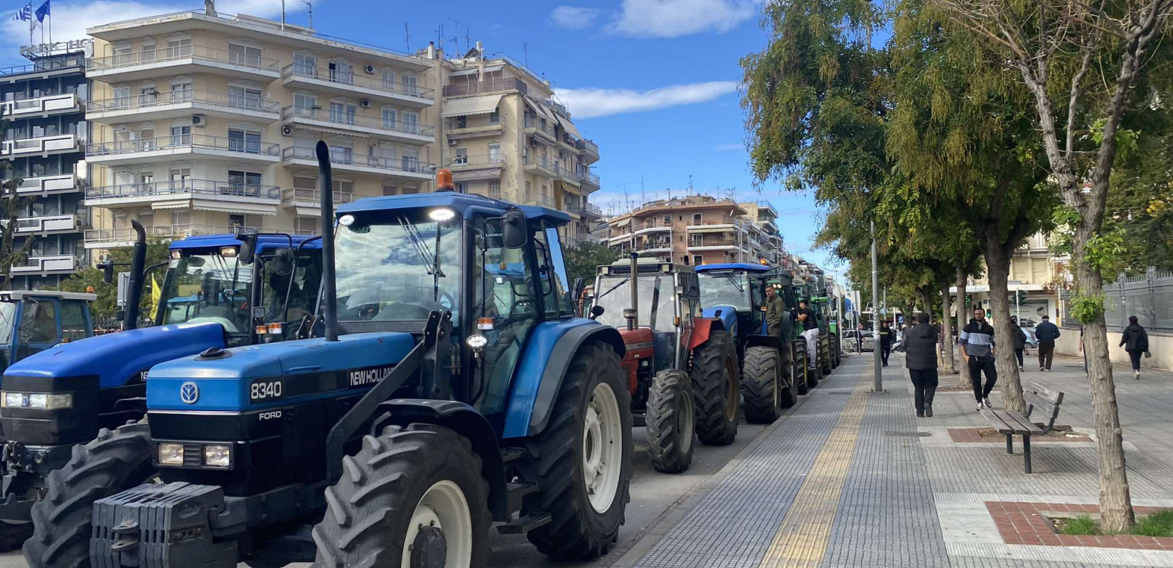 Θεσσαλονίκη: Αγρότες μπήκαν με τρακτέρ στο κέντρο της πόλης - Απέκλεισαν το ΥΜΑΘ (βίντεο)