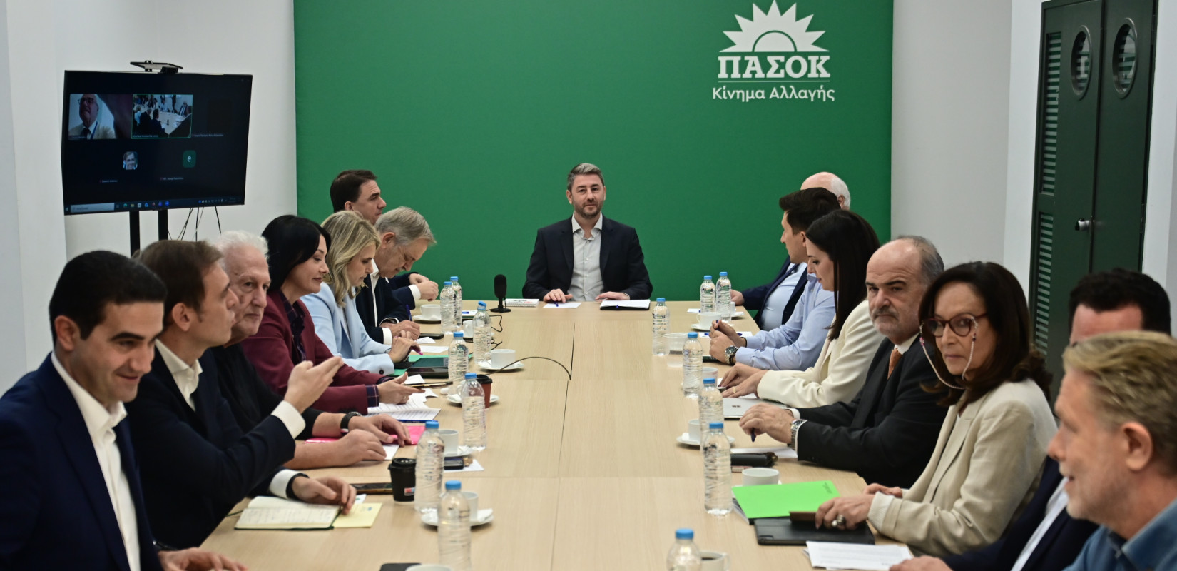 Μια συνεδρίαση χωρίς εντάσεις και υψηλούς τόνους αλλά με... αιχμές