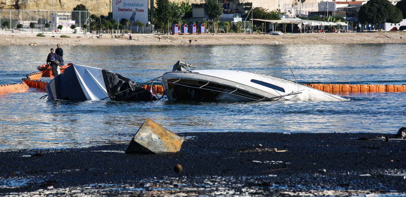 Τέσσερα τα σκάφη που βυθίστηκαν στον Πειραιά μετά από μεγάλη πυρκαγιά στη Μαρίνα Ζέας