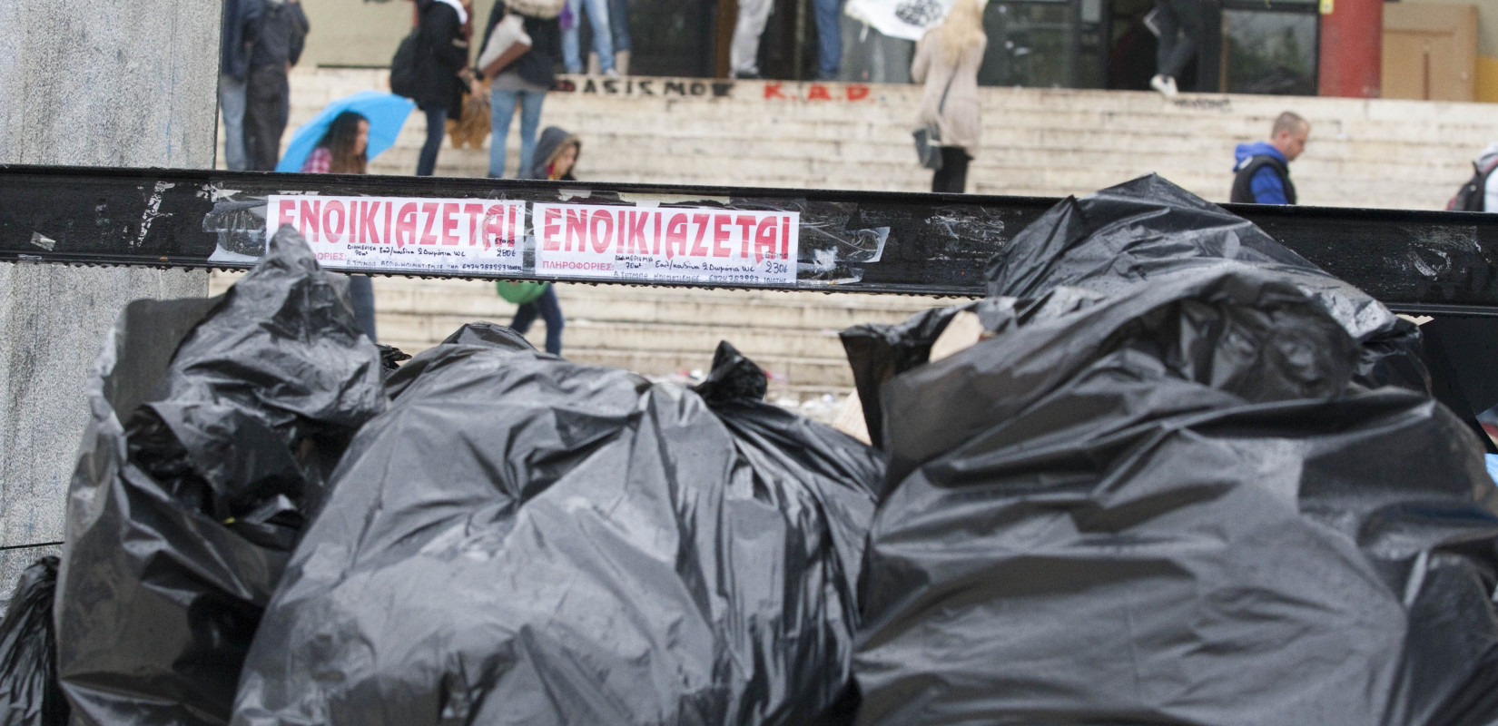 Παρέμβαση ΔΑΠ-ΝΔΦΚ Ιατρικής για το ΑΠΘ: «Σκούπα» σε αφίσες, γκράφιτι και κομματικά τραπεζάκια