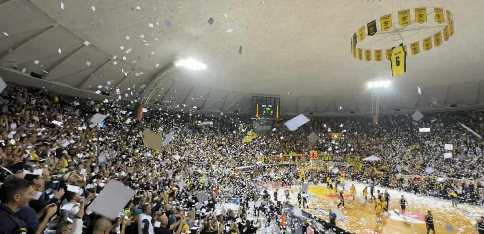 Μπάσκετ: «Χιόνισε» στο Αλεξάνδρειο πριν από το τζάμπολ του Άρης - ΠΑΟΚ (βίντεο)