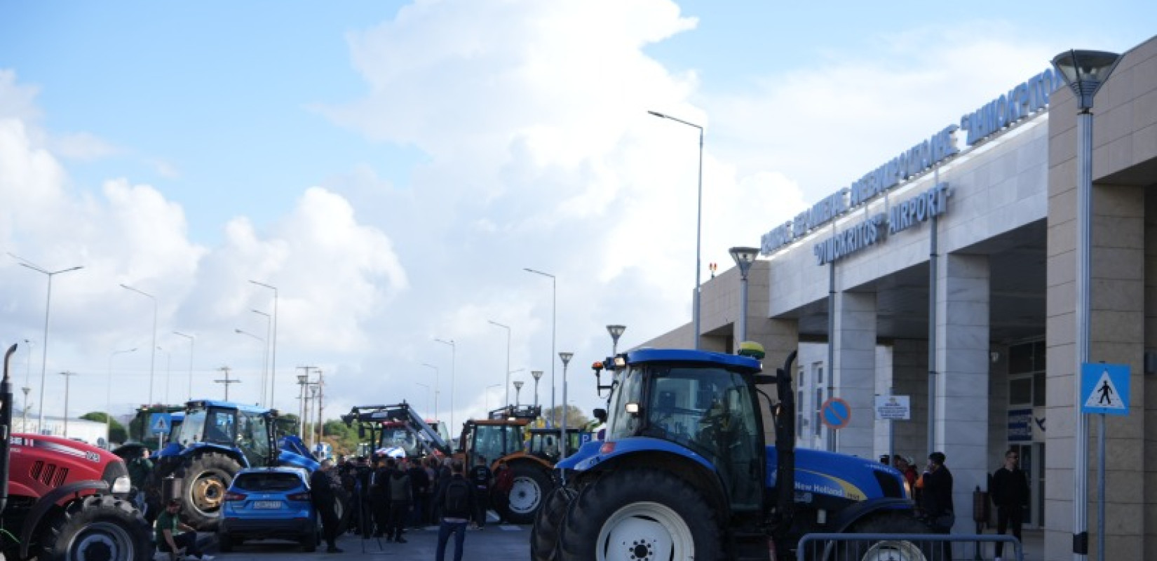 Μπλόκο αγροτών στο αεροδρόμιο Αλεξανδρούπολης κατά την άφιξη Μητσοτάκη - Ένταση με αστυνομικούς (βίντεο)