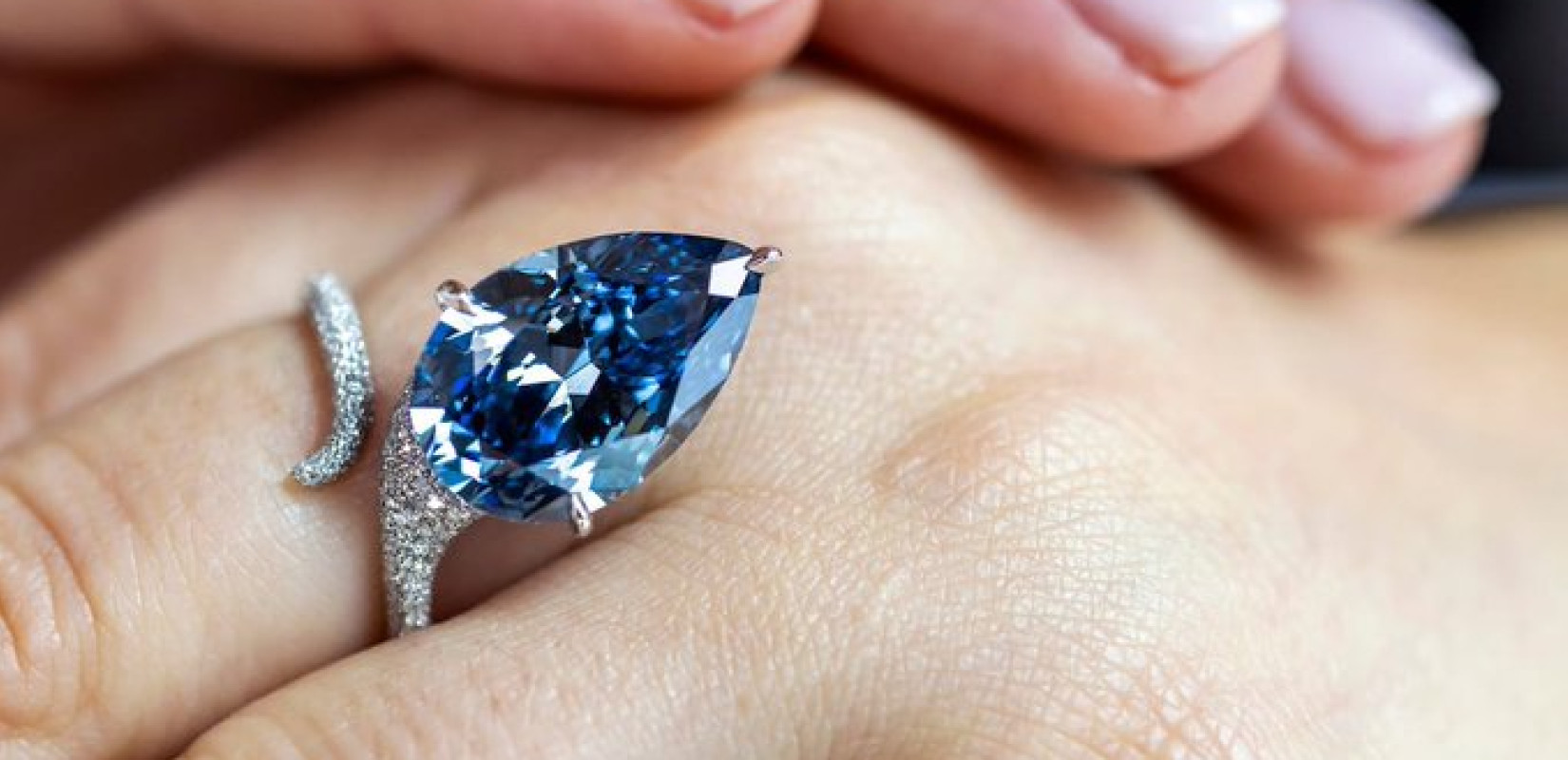 Ελβετία: Πάνω από 25 εκατομμύρια δολάρια για ένα μπλε διαμάντι σε δημοπρασία του Christie's