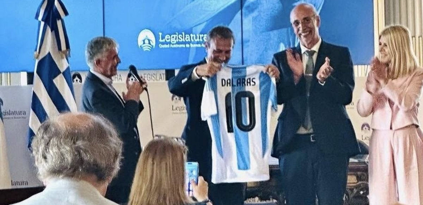 Ο Γιώργος Νταλάρας πόζαρε με τη φανέλα των Μαραντόνα και Μέσι