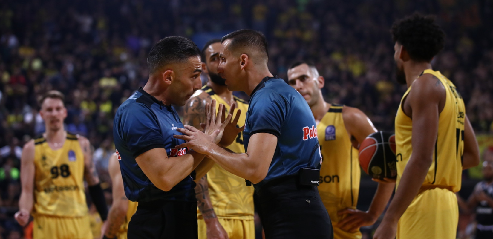 Μπάσκετ: Τα σφυρίγματα των διαιτητών προκάλεσαν την οργή των παραγόντων Άρη και ΠΑΟΚ (βίντεο)