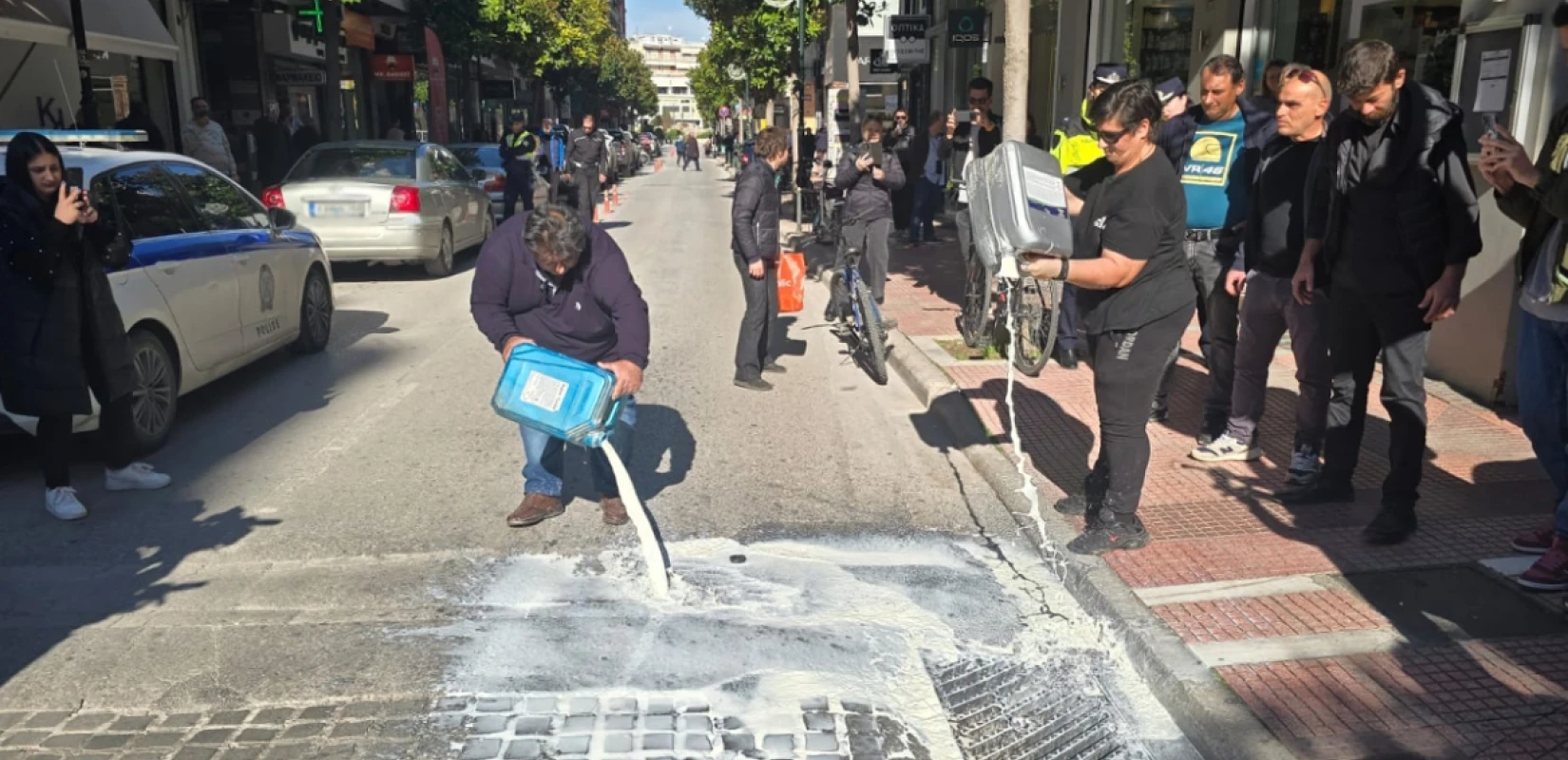 Λάρισα: Κτηνοτρόφοι έριξαν γάλα έξω από το πολιτικό γραφείο του Κέλλα - Δείτε βίντεο