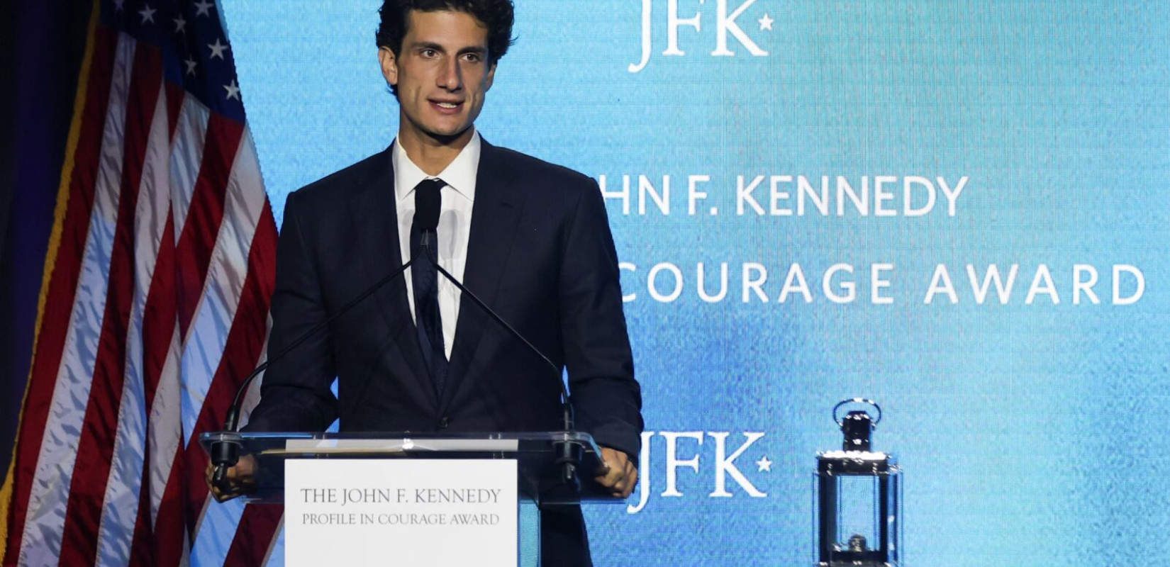 Τζακ Σλόσμπεργκ: Ο εγγονός του Τζον Φ. Κένεντι κατεβαίνει στην πολιτική