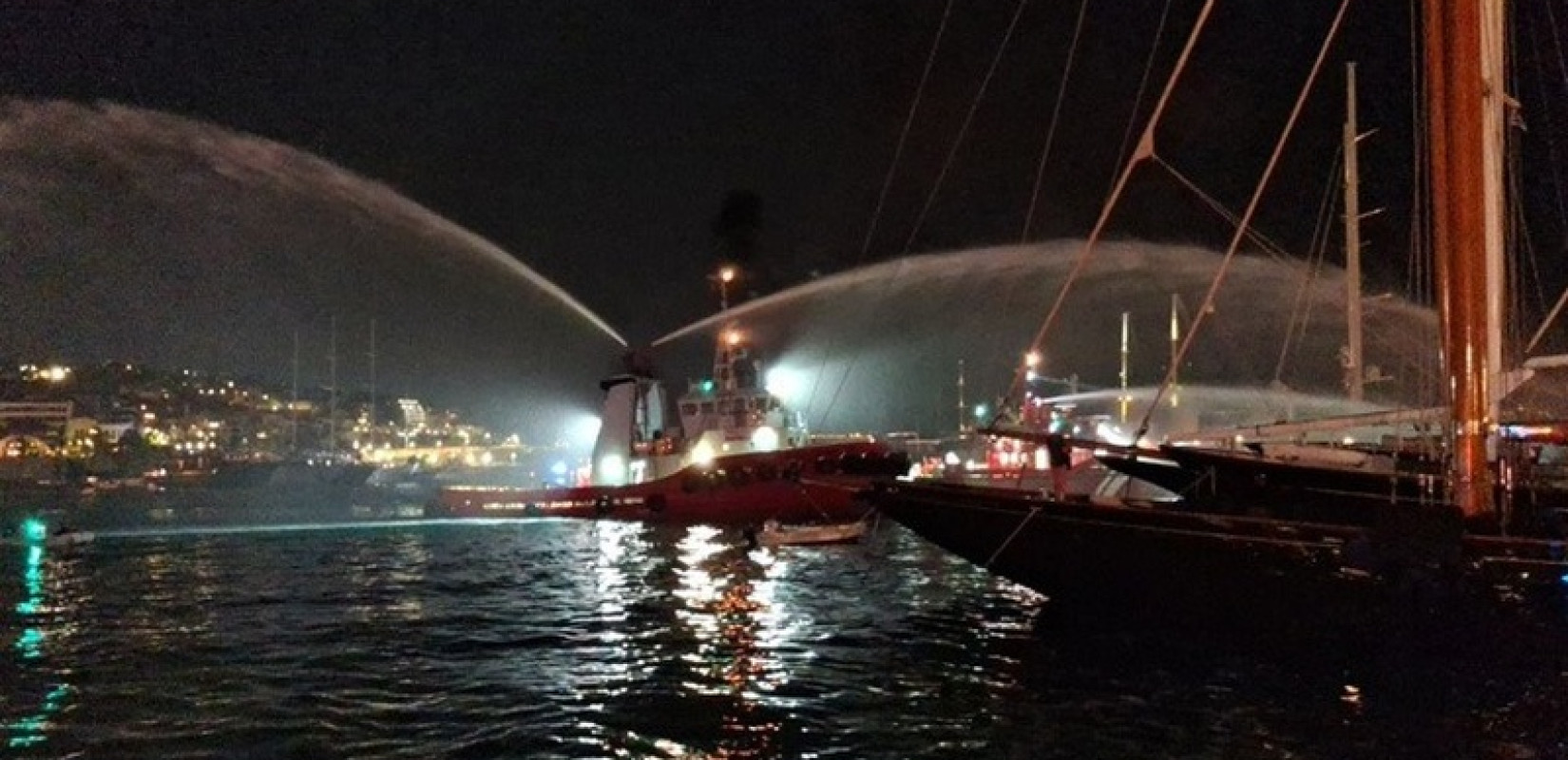 Φωτιά στη Μαρίνα Ζέας: Σκάφος τυλίχτηκε στις φλόγες και βυθίστηκαν άλλα τρία στον Πειραιά (βίντεο)