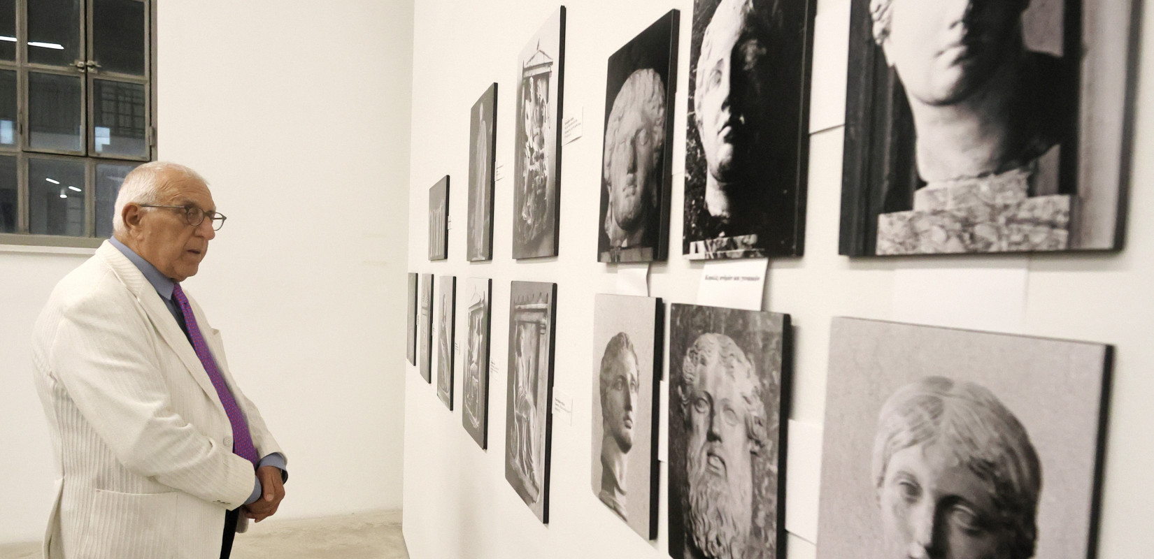 Στην φωτογραφική έκθεση «Ελληνικές αρχαιότητες του Λούβρου – με το μάτι του επισκέπτη» ο Ν. Κακλαμάνης