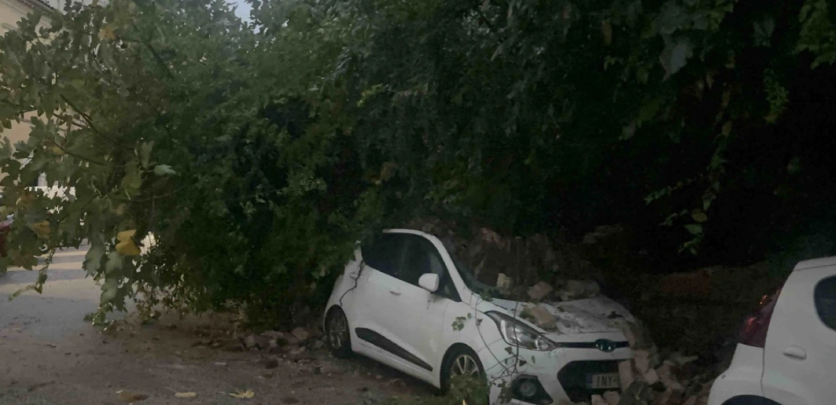 Κέρκυρα: Καταιγίδες πλήττουν το νησί - Κατέρρευσε τοιχίο και καταπλάκωσε αυτοκίνητα