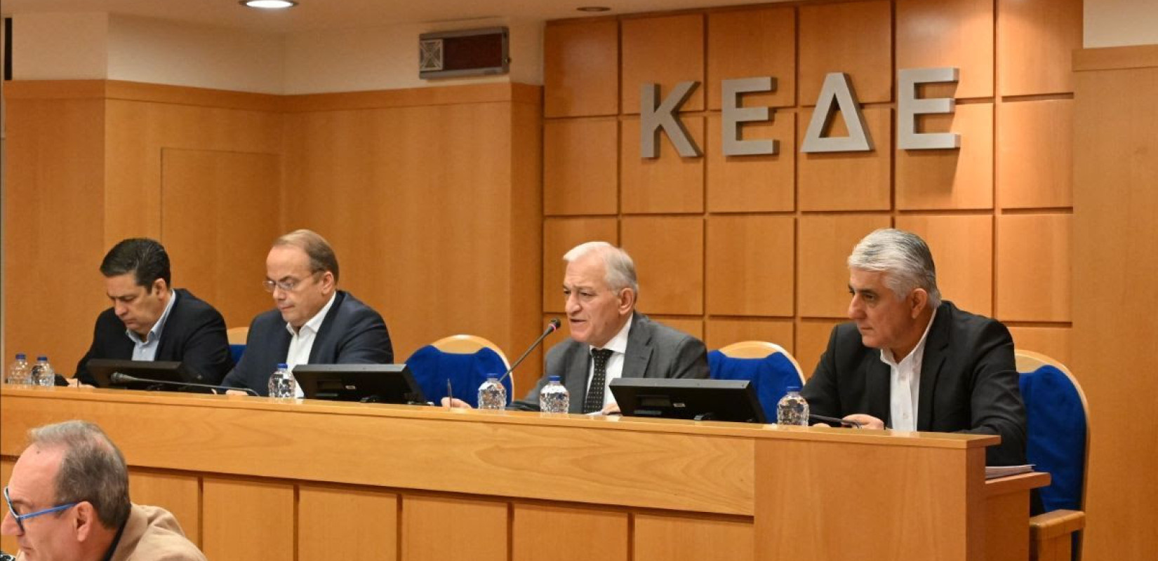 ΚΕΔΕ: Μαίνεται ο «πόλεμος» δημάρχων που άνοιξε στο συνέδριο - Εκεχειρία μόνο για το κλείσιμο των δημαρχείων